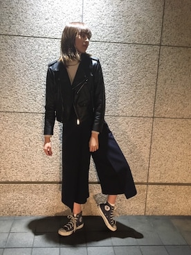「BLONDY ReLISH（ブロンディリリッシュ）の2WAYガウチョパンツ（サロペット/オーバーオール、ブルー系）」を使った、小林 ひかる さん（レディース・164cm）の冬コーディネート