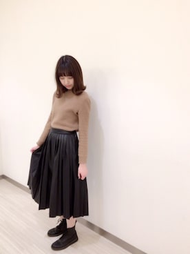 「KBF（ケイビーエフ）のKBF フェイクレザースカート（スカート、ブラック系）」を使った、小林 ひかる さん（レディース・164cm）の冬コーディネート