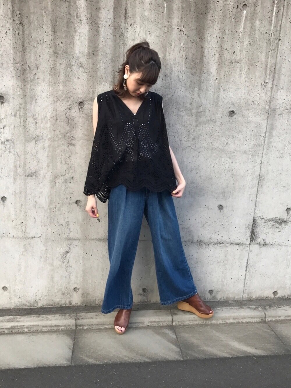 「NE QUITTEZ PAS、SHENERY、シンプル、黒、デニム、GU」｜「NE QUITTEZ PAS!の【ne quittez pas】刺繍Ｖネックブラウス（シャツ/ブラウス、ブラック系）」を使った、小林 ひかる さん（レディース・164cm）の夏コーディネートの1枚目の写真