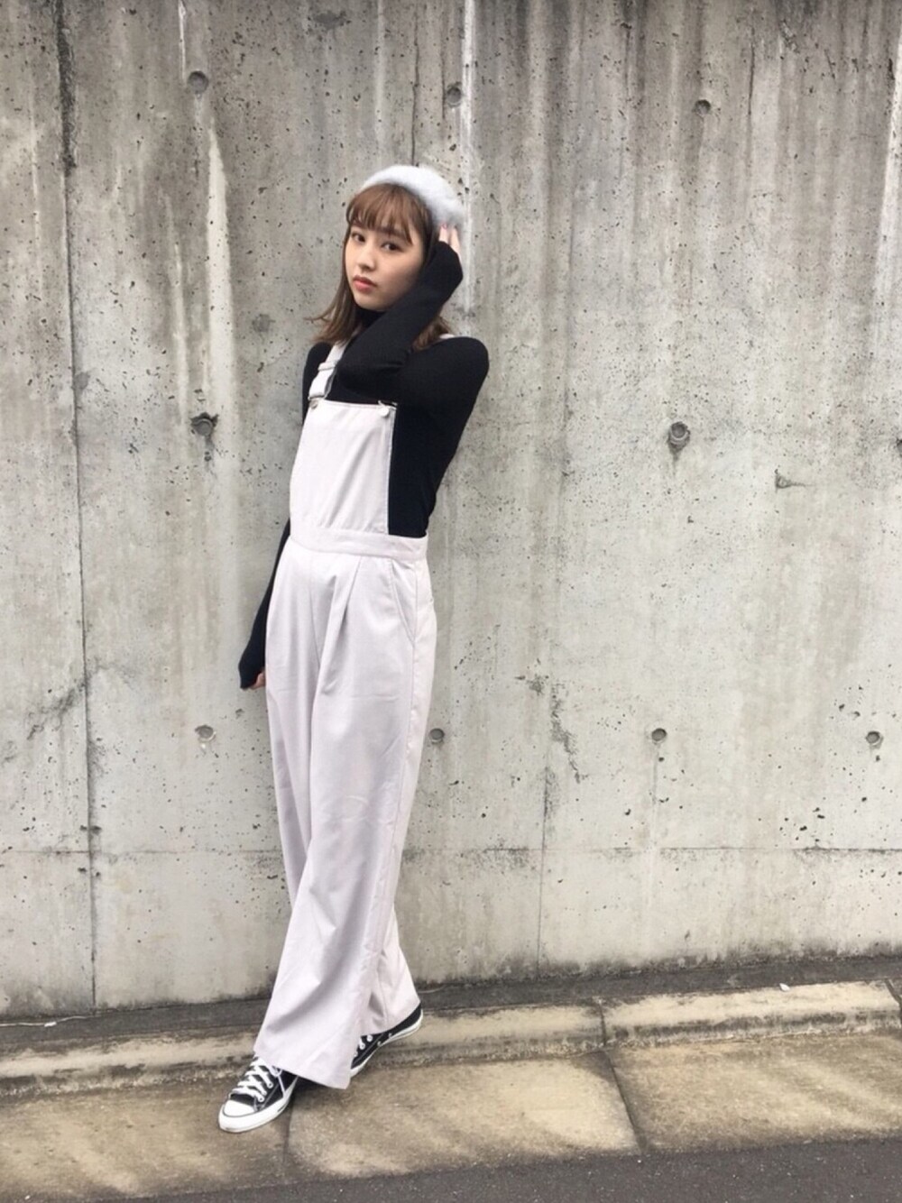 「JEANASiS、BEAMS HEART、ベレー帽」｜「JEANASISのアイテム（オールインワン・サロペット、グレー系）」を使った、小林 ひかる さん（レディース・164cm）の秋コーディネートの1枚目の写真
