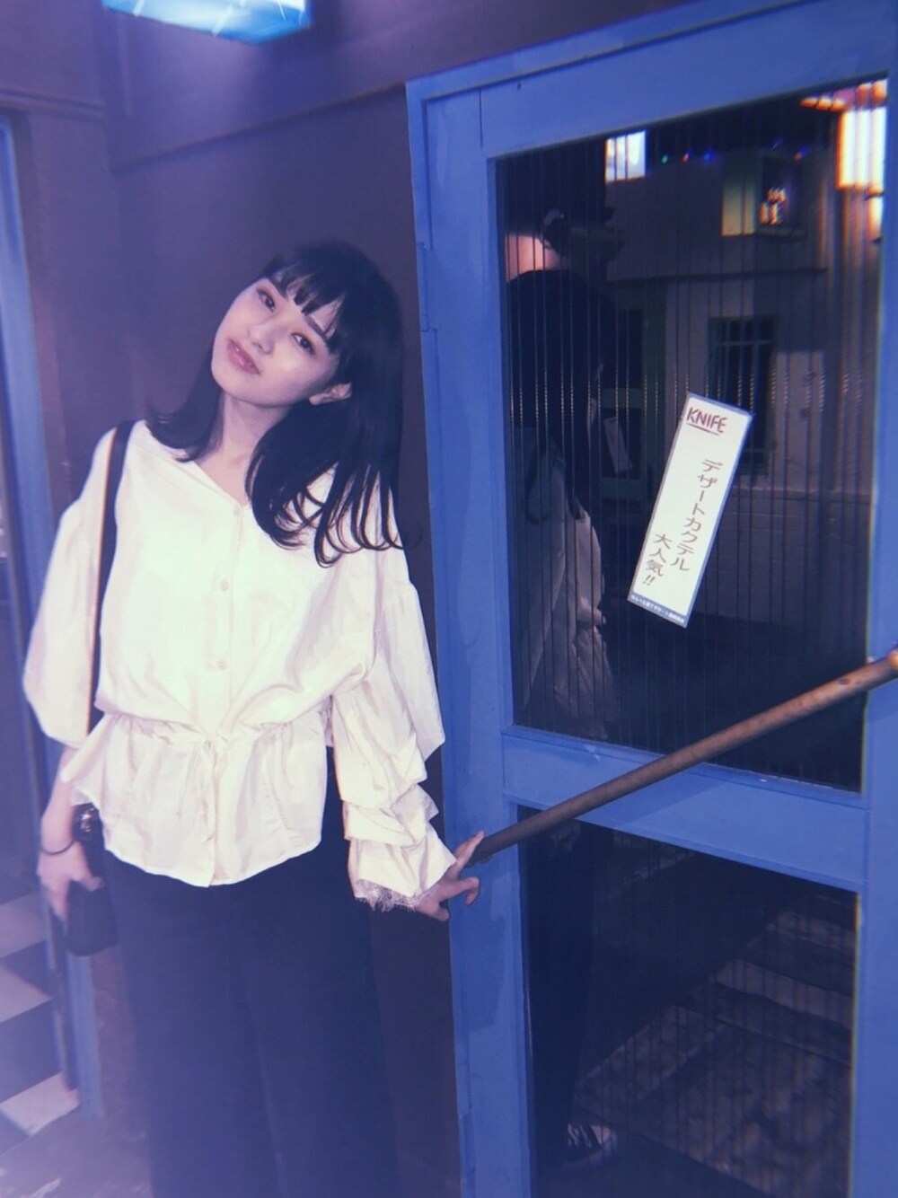 ベージュ系のシャツ/ブラウス、ブラック系のショルダーバッグを着用したレディースの春コーディネートの1枚目の写真