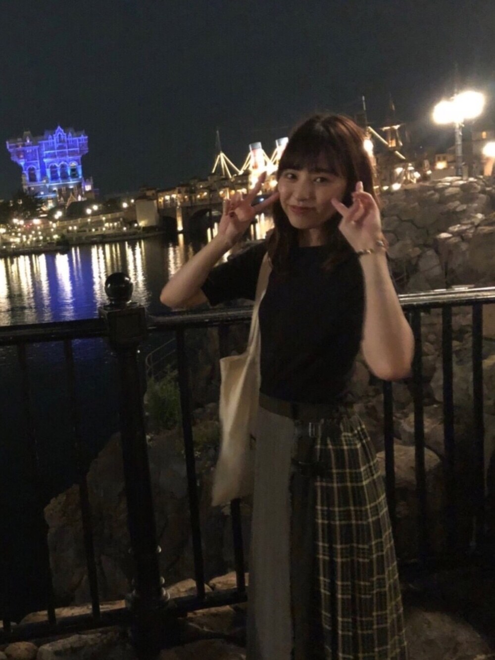 「KBF、秋服準備はじめました、スニーカー」｜「KBFのMIXチェックラップスカート（スカート、グリーン系）」を使った、小林 ひかる さん（レディース・164cm）の秋コーディネートの1枚目の写真