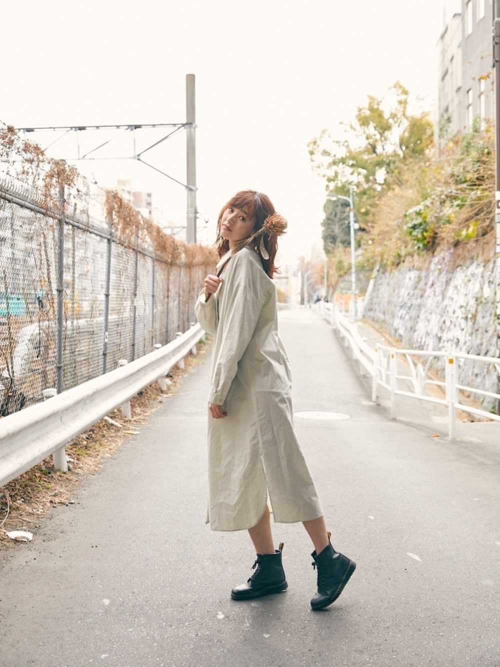 「KBF、ワンピース、シャツワンピ、Dr.Martens」｜「KBFのビスチェセットシャツワンピース（ワンピース、ホワイト系）」を使った、小林 ひかる さん（レディース・164cm）の春コーディネートの1枚目の写真