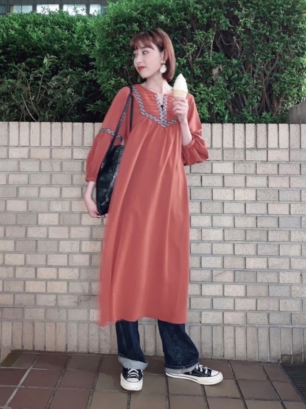 「秋コーデ、KBF、オレンジ、オレンジワンピース、ワンピース×デニム」｜「KBFのアイテム（ワンピース、オレンジ系）」を使った、小林 ひかる さん（レディース・164cm）の秋コーディネートの1枚目の写真