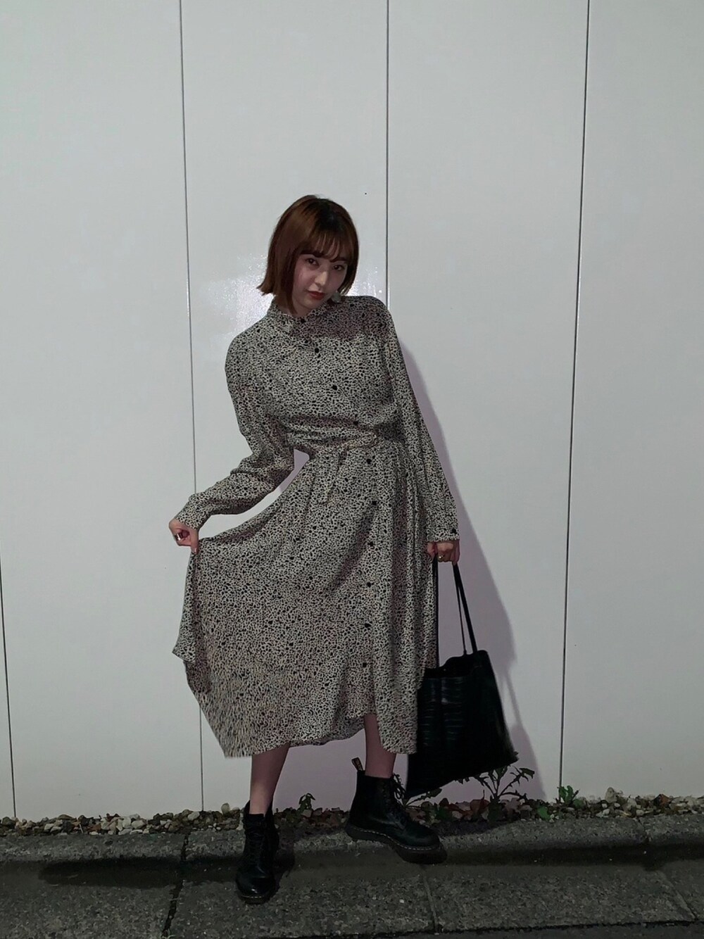 ブラック系のワンピースを着用したレディースの秋コーディネートの1枚目の写真