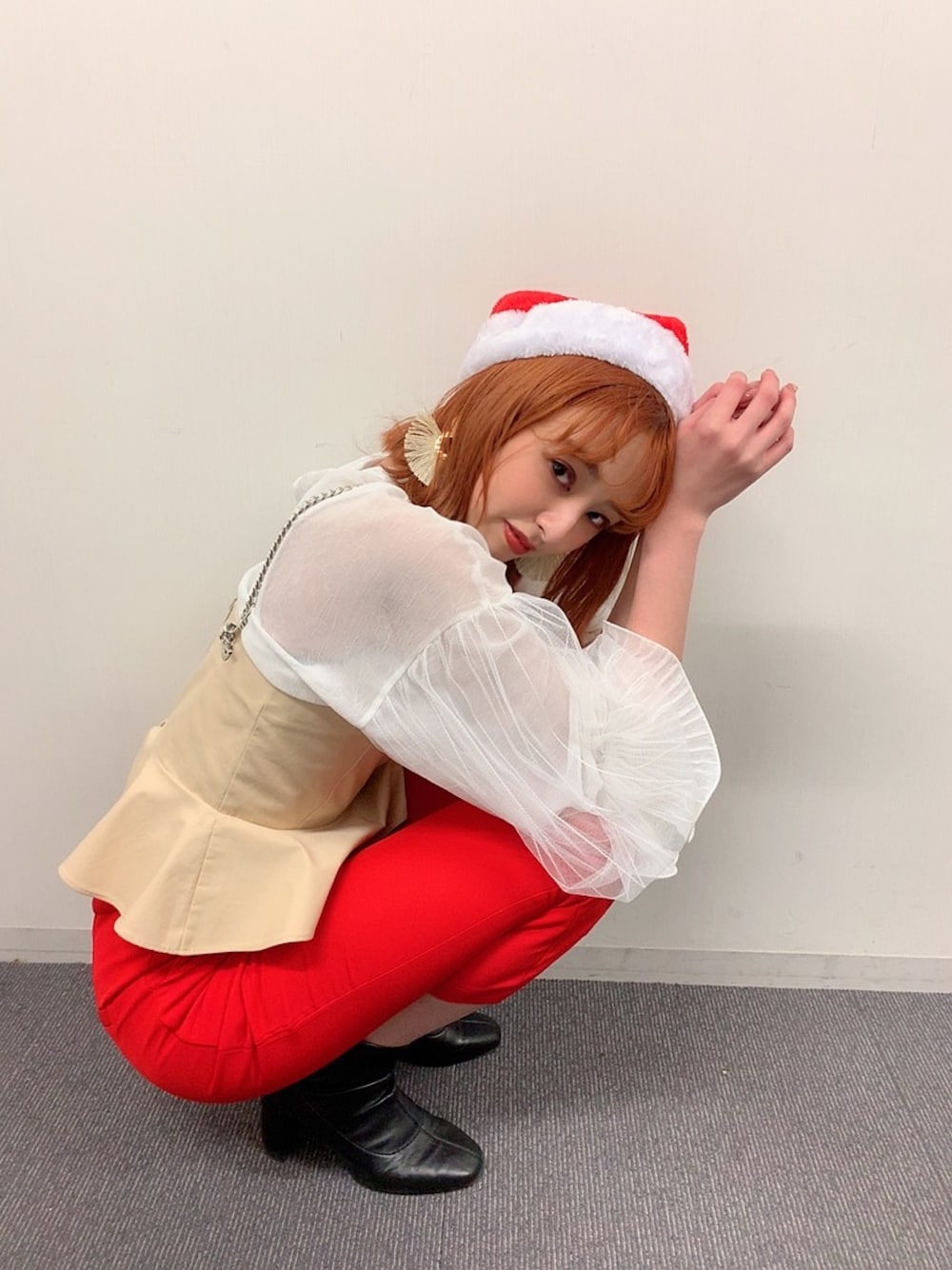 ホワイト系のイヤリングを着用したレディースの冬コーディネートの1枚目の写真