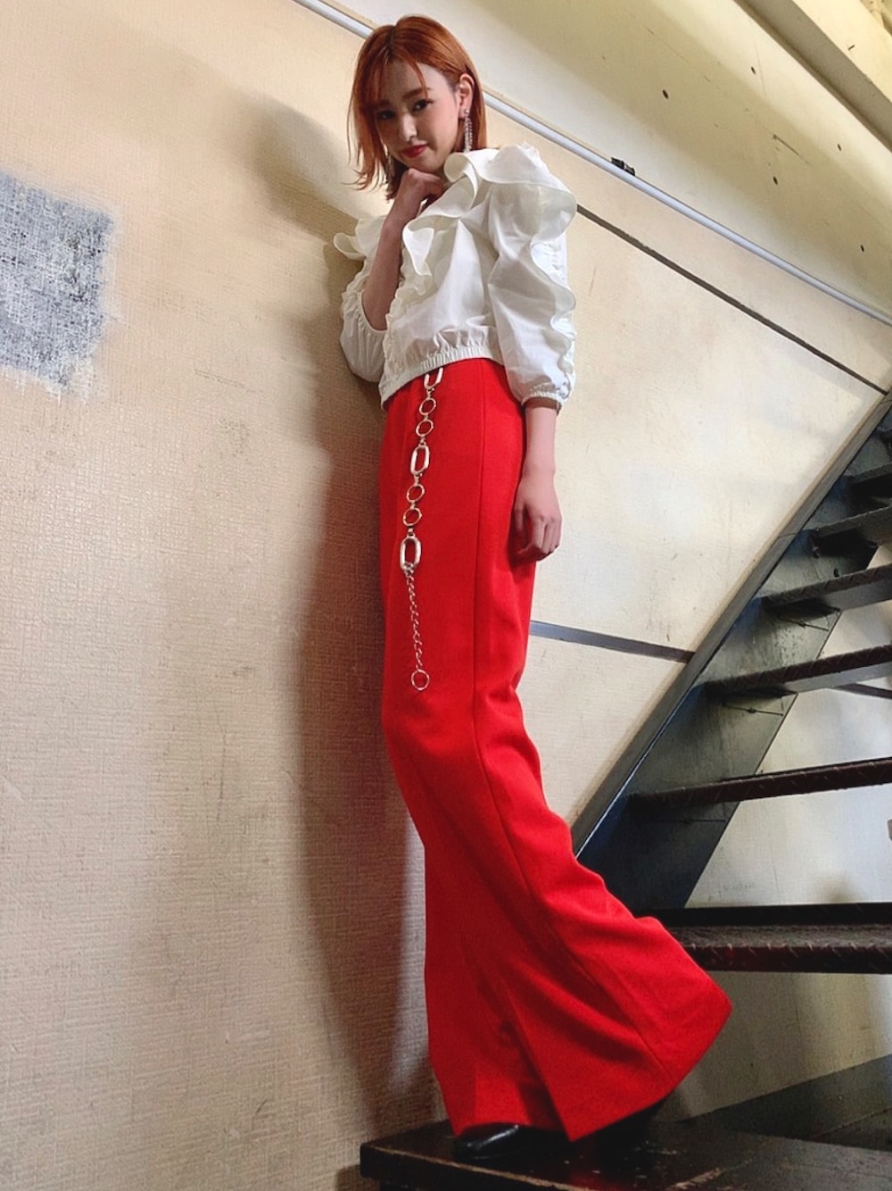 「今日のコーデ、紅白、aniki、LOWRYS FARM、黒ブーツ」｜「aNiKiのアイテム（パンツ、レッド系）」を使った、小林 ひかる さん（レディース・164cm）の冬コーディネートの1枚目の写真