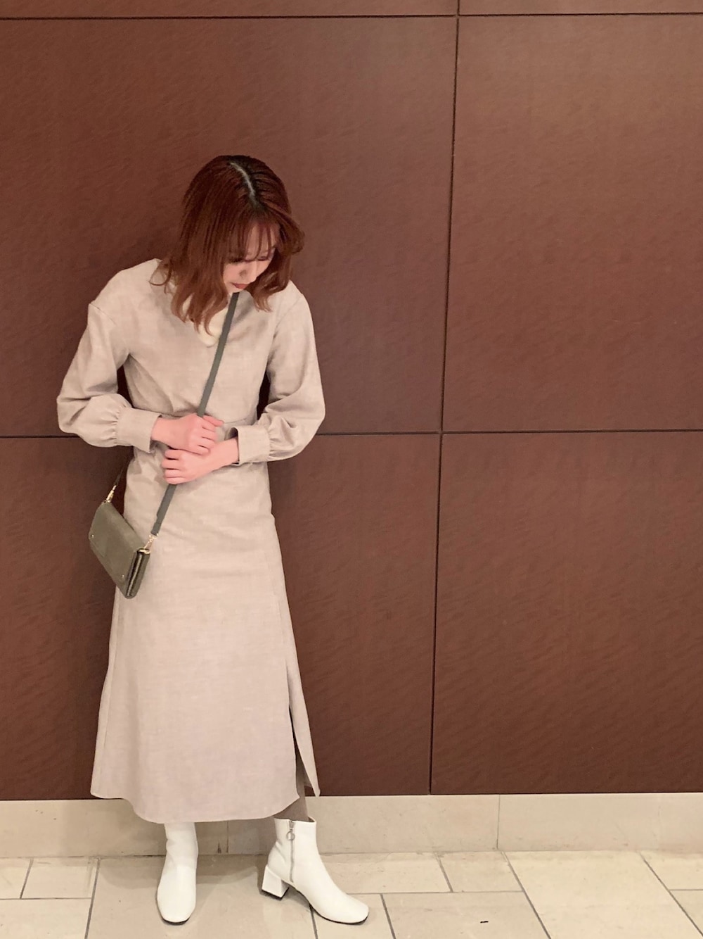 「WHO’S WHO gallery、ブーツコーデ、ワンピース、louren」｜「WHO'S WHO galleryのチャンキーヒールショートブーツ/スクエアトゥ/太ヒール（ブーツ、ホワイト系）」を使った、小林 ひかる さん（レディース・164cm）の冬コーディネートの1枚目の写真