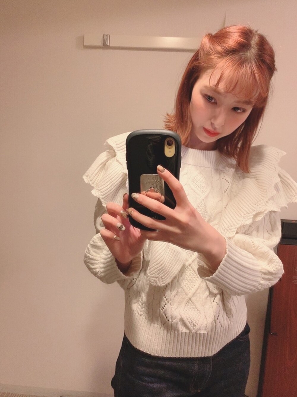 「シンプルコーデ、白ニット、alleybywcloset」｜「Alley by w closetの【Alley】フリルニット（ニット/セーター、ホワイト系）」を使った、小林 ひかる さん（レディース・164cm）の冬コーディネートの1枚目の写真