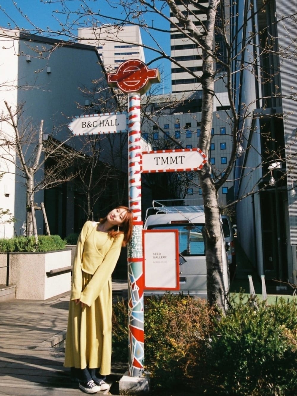 イエロー系のワンピースを着用したレディースの春コーディネートの1枚目の写真