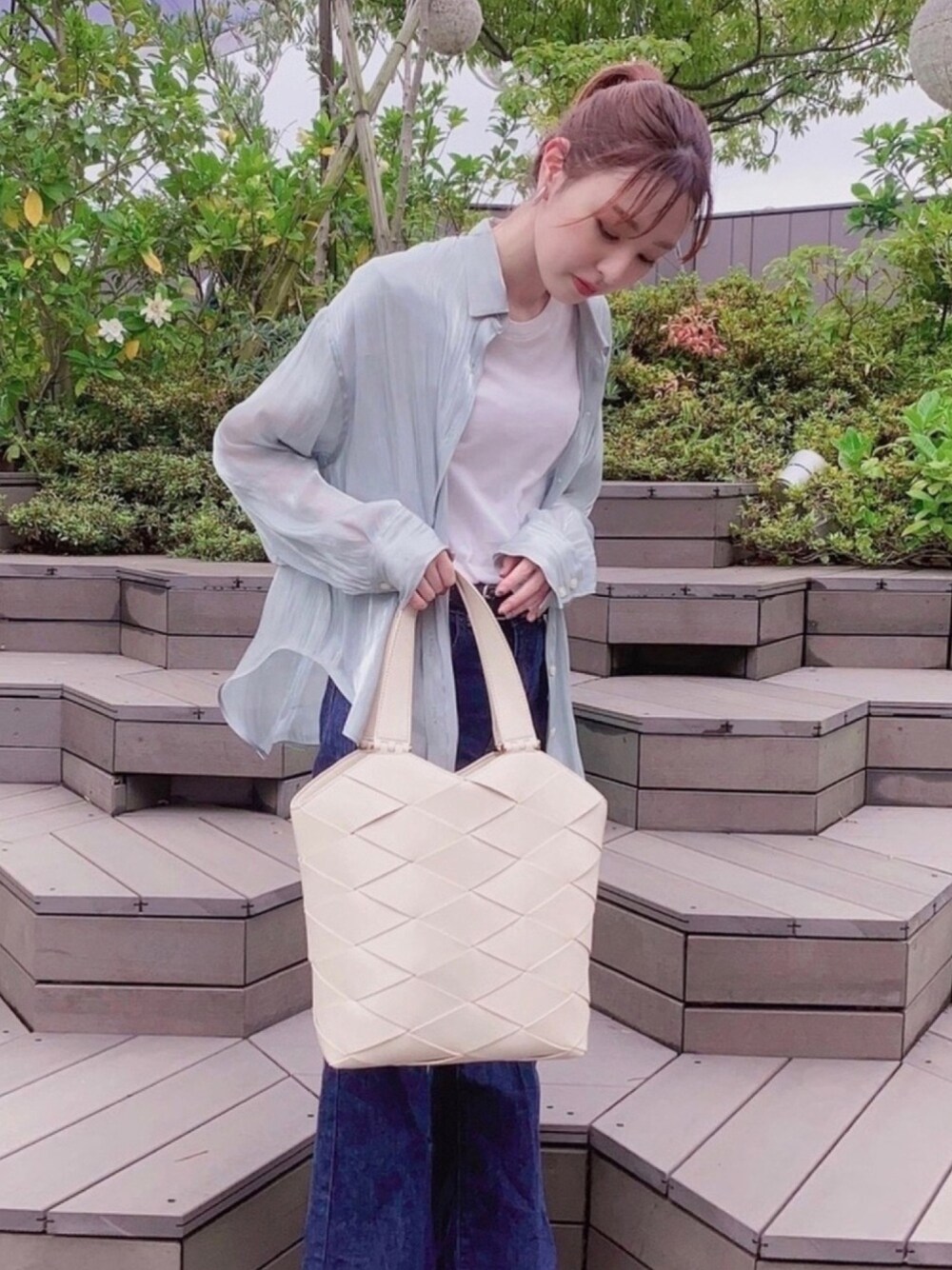 ブルー系のシャツ/ブラウス、ホワイト系のTシャツ/カットソーを着用したレディースの夏コーディネートの1枚目の写真