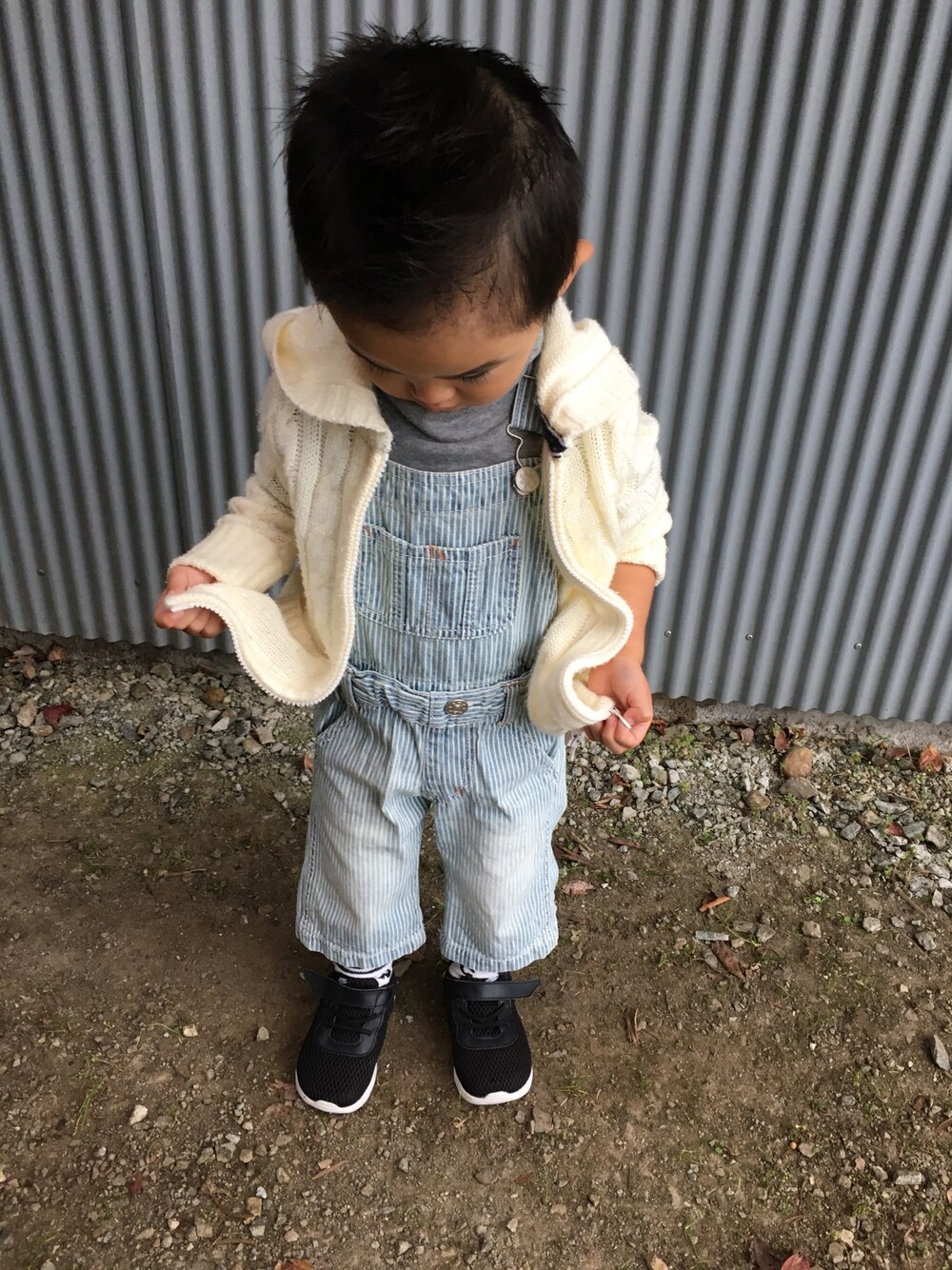 「カジュアルコーデ、kids、おとこのこ、キッズコーデ、サロペット、2歳、短髪」｜「スキップランドのアイテム（Tシャツ/カットソー、グレー系）」を使った、みなむしこさん（キッズ・80cm）の秋コーディネートの1枚目の写真