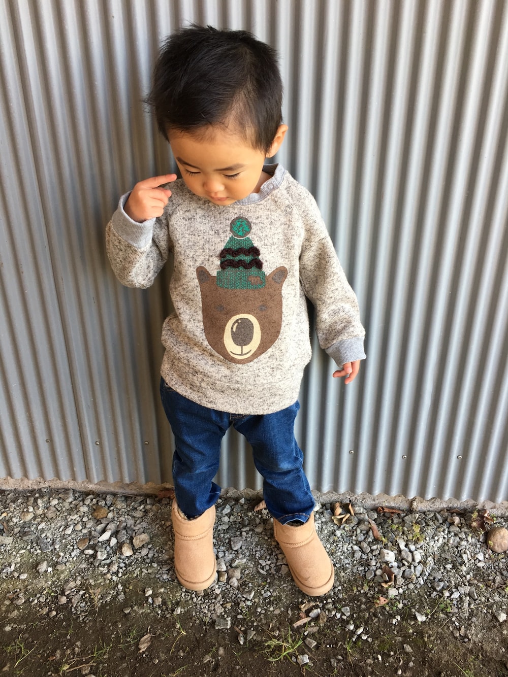 「カジュアルコーデ、男の子、プチプラ、シンプル」｜「Moujonjonのアイテム（ニット/セーター、グレー系）」を使った、みなむしこさん（キッズ・80cm）の秋コーディネートの1枚目の写真