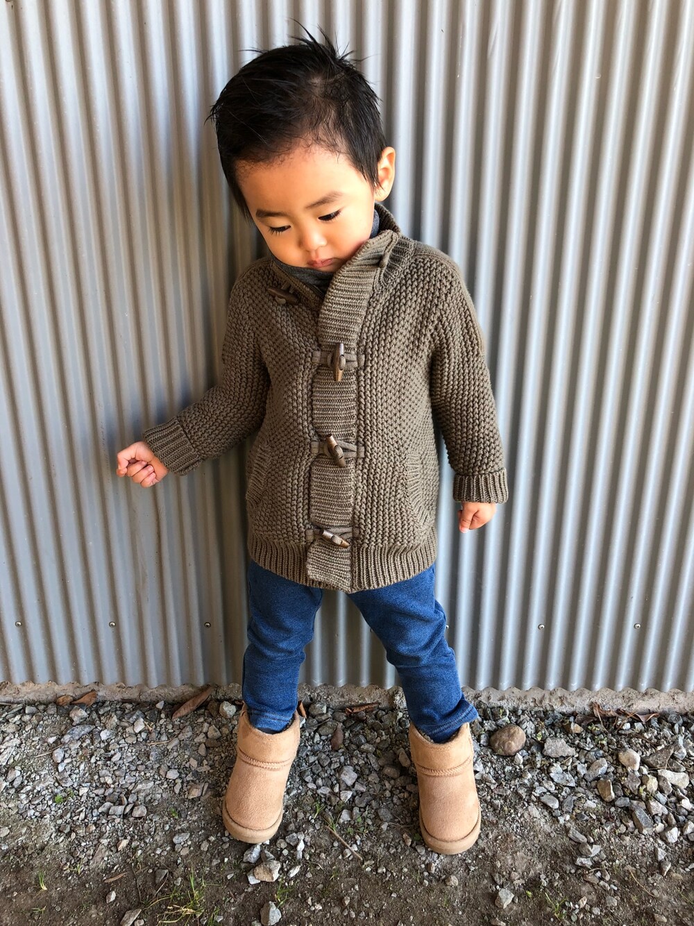 「冬、おとこのこ、2歳、男の子、ムートンブーツ、ブーツ」｜「H&Mのアイテム（その他アウター、ベージュ系）」を使った、みなむしこさん（キッズ・80cm）の冬コーディネートの1枚目の写真