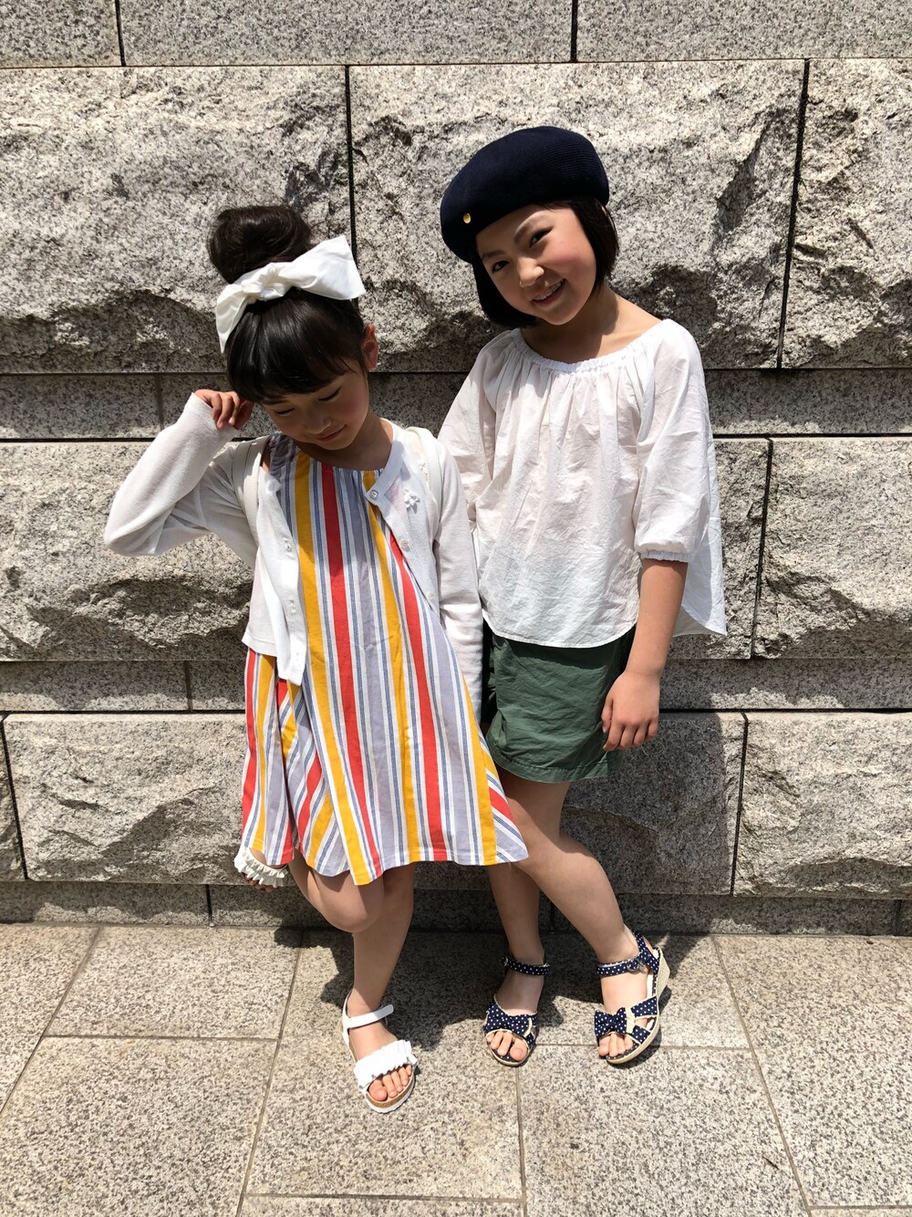 「年子、カジュアルコーデ、女の子、キッズコーデ、小学生、キッズファッション、むすめ服、3年生と2年生」｜「GAPのアイテム（トップス、ホワイト系）」を使った、みなむしこさん（キッズ・90cm）の春コーディネートの1枚目の写真