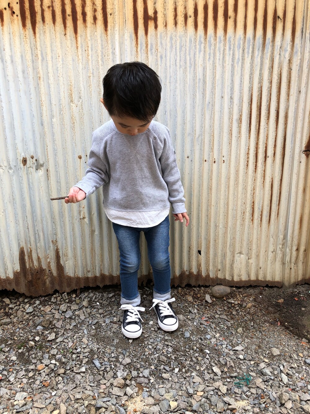 「プチプラコーデ、スニーカー、ゆるコーデ、キッズ、おとこのこ、3歳、kids」｜「petit mainのワッフル長袖Tシャツ（Tシャツ/カットソー、グレー系）」を使った、みなむしこさん（キッズ・90cm）の秋コーディネートの1枚目の写真