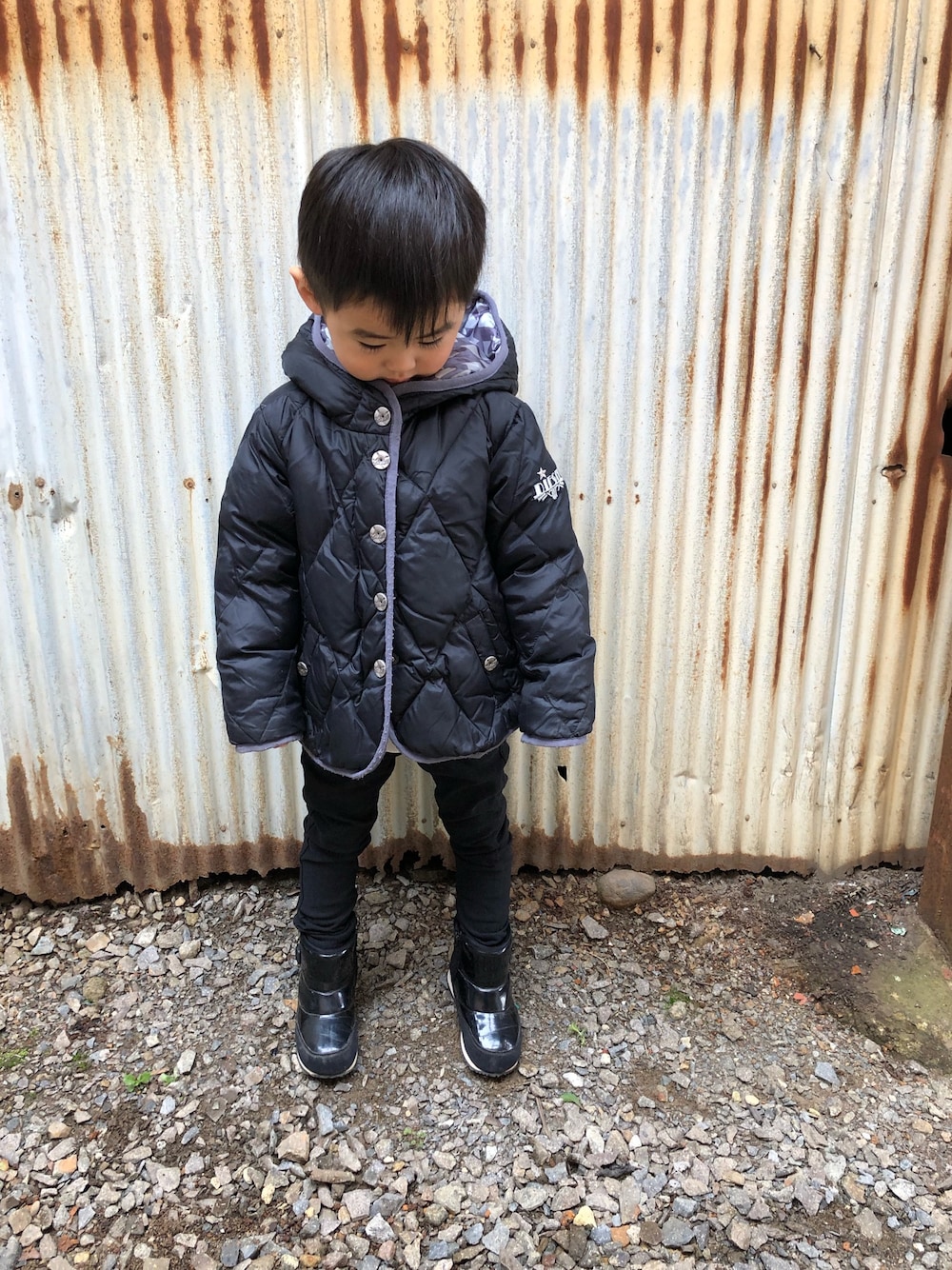 「kids、男の子、カジュアルコーデ、キッズ、黒スキニー、ブラックコーデ、息子、ディーゼル」｜「DIESELのアイテム（ダウンジャケット/コート、ブラック系）」を使った、みなむしこさん（キッズ・90cm）の冬コーディネートの1枚目の写真