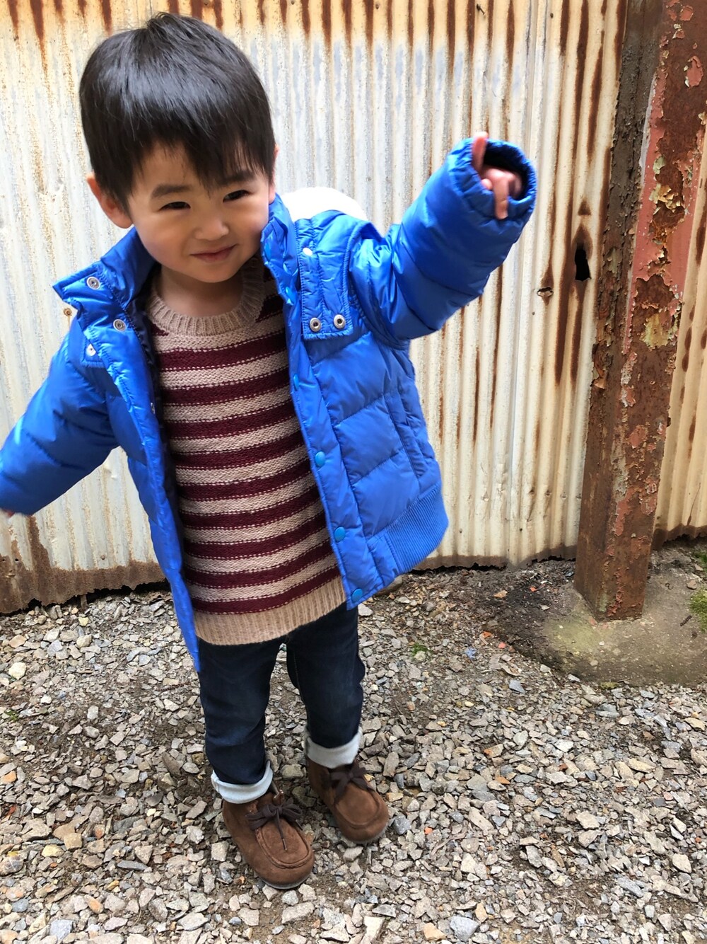 「キッズファッション、シンプルコーデ、デニム、GAP、おとこのこ、3歳、スキニーデニム、セール品」｜「kladskapのロゴ刺しゅう入りダウンジャケット（ダウンジャケット/コート、ブルー系）」を使った、みなむしこさん（キッズ・90cm）の冬コーディネートの1枚目の写真