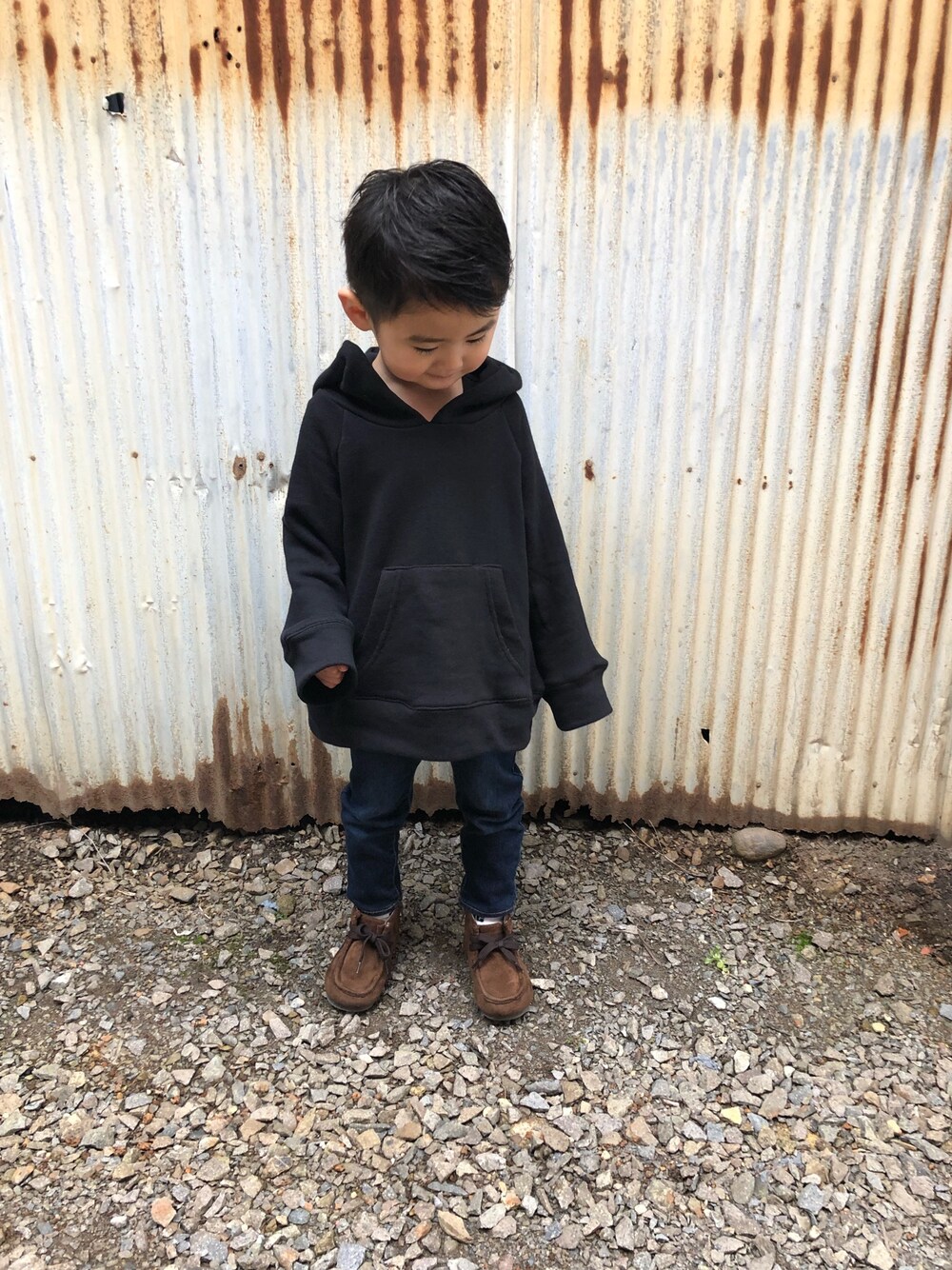 「シンプルコーデ、ゆるコーデ、デニムパンツ、春夏コーデ、CAP、男の子、3歳」｜「MANGROVEの【MANGROVE KIDS】裏毛スウェットプルオーバーパーカー（パーカー、ブラック系）」を使った、みなむしこさん（キッズ・90cm）の冬コーディネートの1枚目の写真