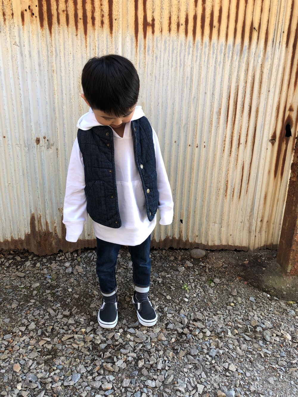 「キッズファッション、シンプル、スニーカー、プチプラ、パーカー、GAP、3歳」｜「MANGROVEの【MANGROVE KIDS】裏毛スウェットプルオーバーパーカー（パーカー、ホワイト系）」を使った、みなむしこさん（キッズ・90cm）の冬コーディネートの1枚目の写真