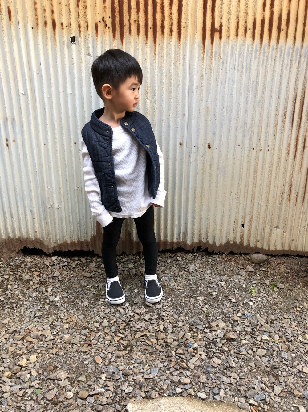 「プチプラ、男の子、男の子コーデ、プチプラコーデ、シンプル、むすこーで、オーバーサイズ」｜「petit mainのデニムベスト（ベスト、ブルー系）」を使った、みなむしこさん（キッズ・90cm）の冬コーディネートの1枚目の写真