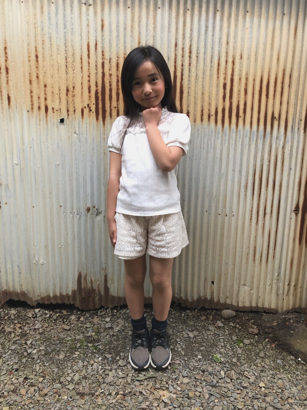 「プチプラコーデ、春コーデ、小学生、カジュアル、おんなのこコーデ、プチプラ」｜「a.v.vの[100-130]レース切り替えテレコカットソー[WEB限定サイズ]（Tシャツ/カットソー、ホワイト系）」を使った、みなむしこさん（キッズ・100cm）の春コーディネートの1枚目の写真