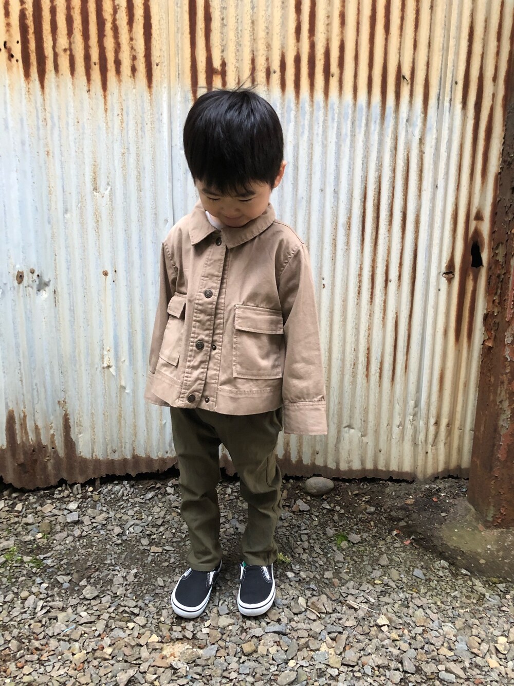 「カジュアル、キッズコーデ、男の子コーデ、おとこのこ、3歳」｜「SEVENDAYS=SUNDAYのBigポケットツイルジャケット（その他アウター、ベージュ系）」を使った、みなむしこさん（キッズ・100cm）の春コーディネートの1枚目の写真