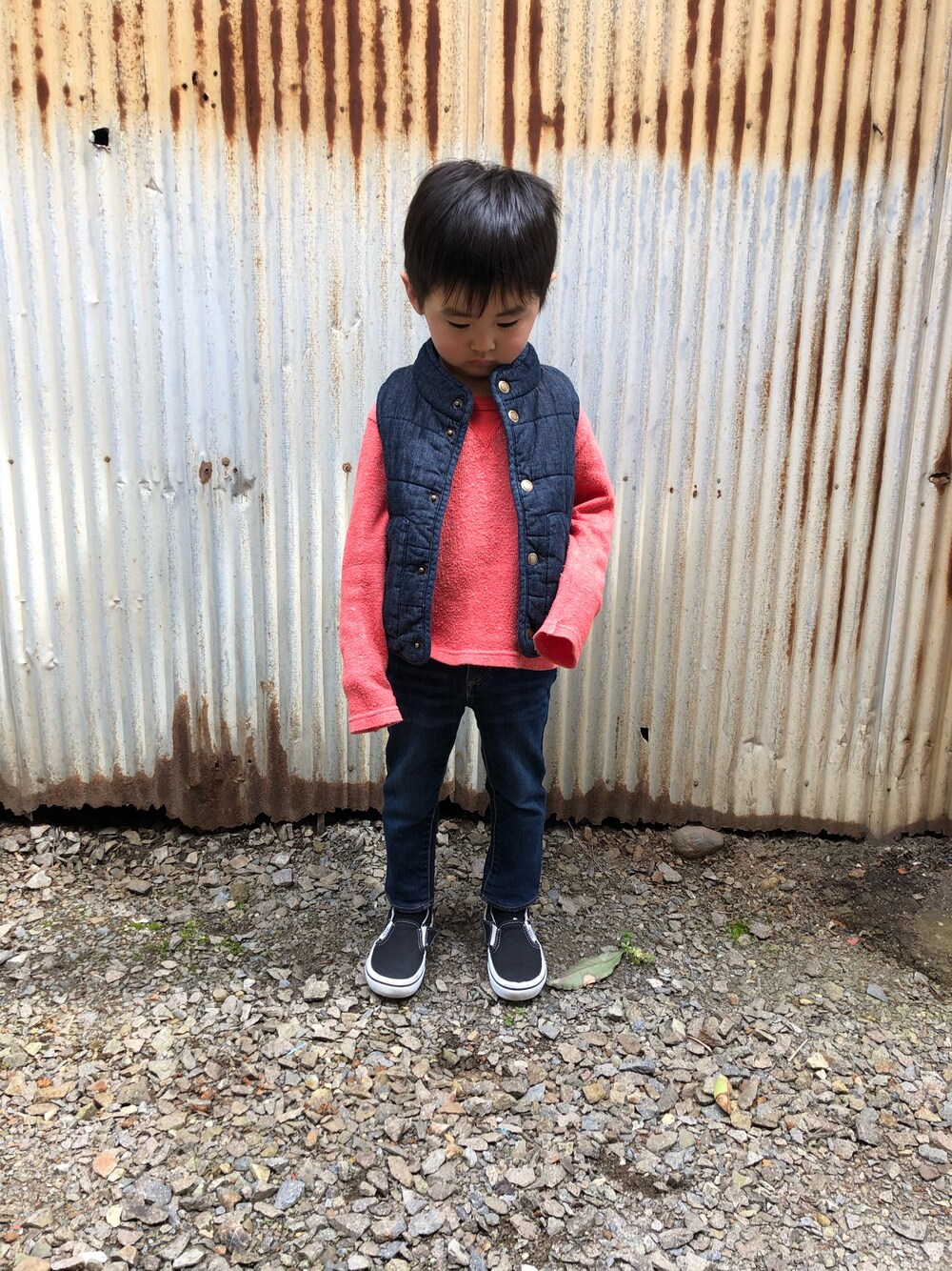 「おとこのこ、春コーデ、シンプルコーデ、男の子コーデ、男の子、シンプル、3歳」｜「petit mainの中綿入りデニムベスト（ベスト、ブルー系）」を使った、みなむしこさん（キッズ・100cm）の春コーディネートの1枚目の写真