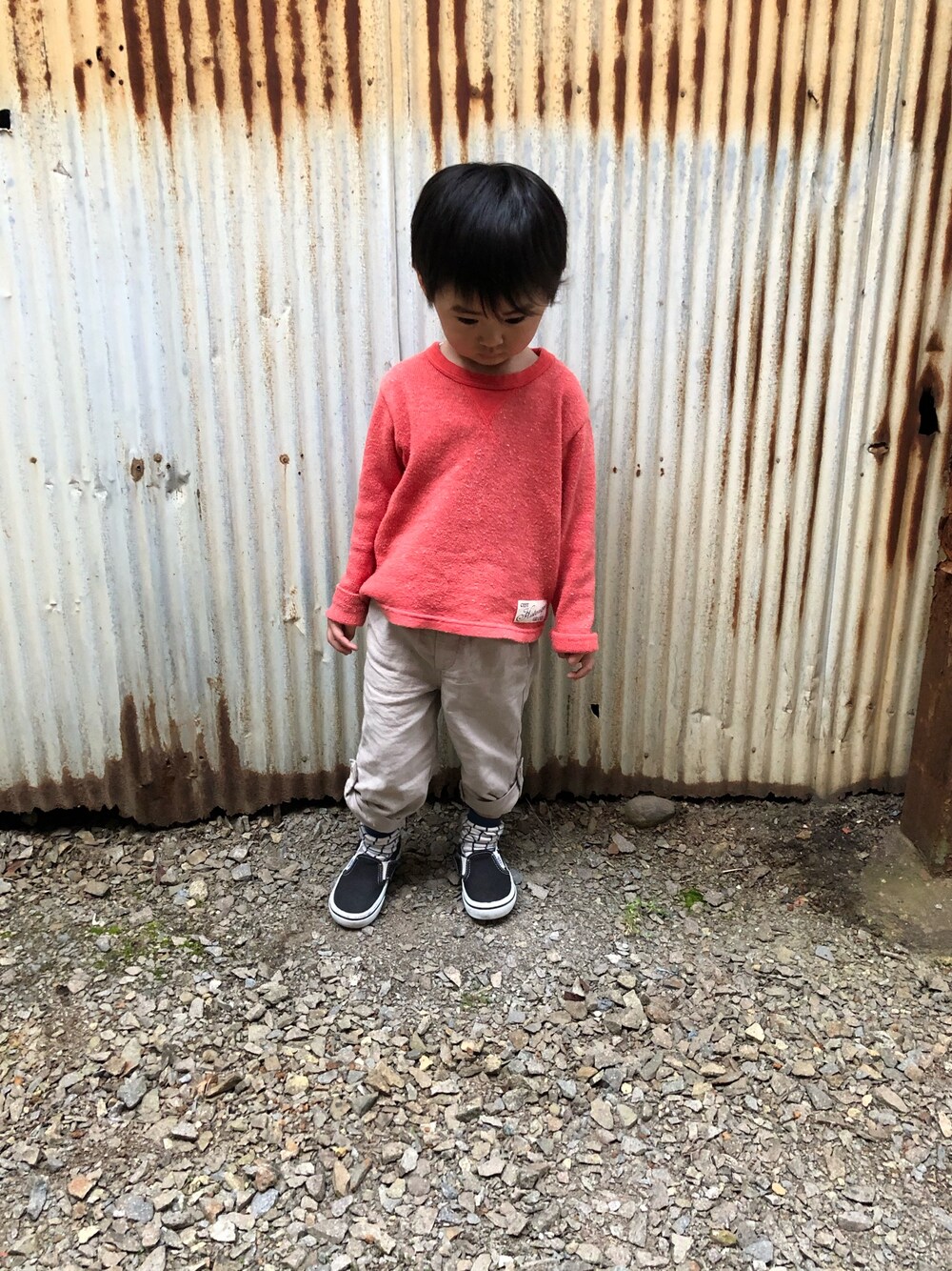 「休日スタイル、キッズファッション、カジュアル、シンプル、おとこのこ、男の子」｜「GLOBAL WORKのアイテム（ニット/セーター、オレンジ系）」を使った、みなむしこさん（キッズ・100cm）の春コーディネートの1枚目の写真