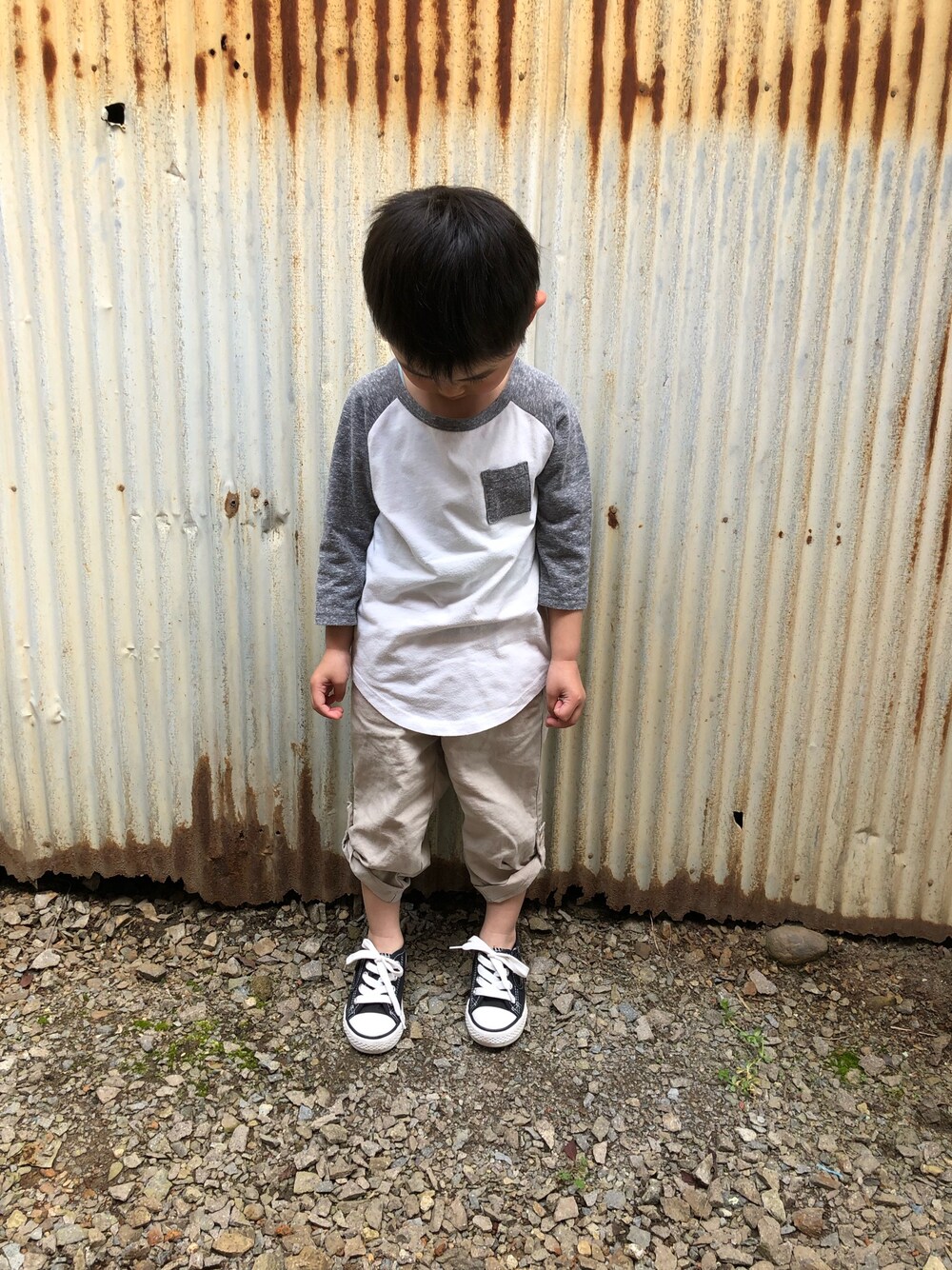 「キッズコーデ、シンプルコーデ、男の子、カジュアル」｜「OLD NAVYのアイテム（Tシャツ/カットソー、ホワイト系）」を使った、みなむしこさん（キッズ・100cm）の春コーディネートの1枚目の写真
