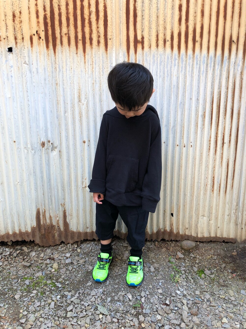 「カジュアルコーデ、キッズコーデ、男の子コーデ、むすこーで、プチプラコーデ」｜「MANGROVEの【MANGROVE KIDS】裏毛スウェットプルオーバーパーカー（パーカー、ブラック系）」を使った、みなむしこさん（キッズ・100cm）の春コーディネートの1枚目の写真