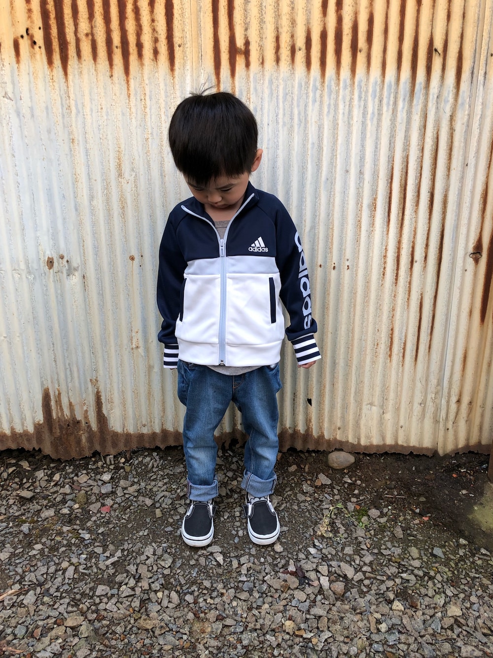 「男の子コーデ、ジャージ、男の子、アディダス」｜「KRIFF MAYERのロゴプリントUネック半袖Tシャツ【K.MAYER】（Tシャツ/カットソー、グレー系）」を使った、みなむしこさん（キッズ・100cm）の春コーディネートの1枚目の写真