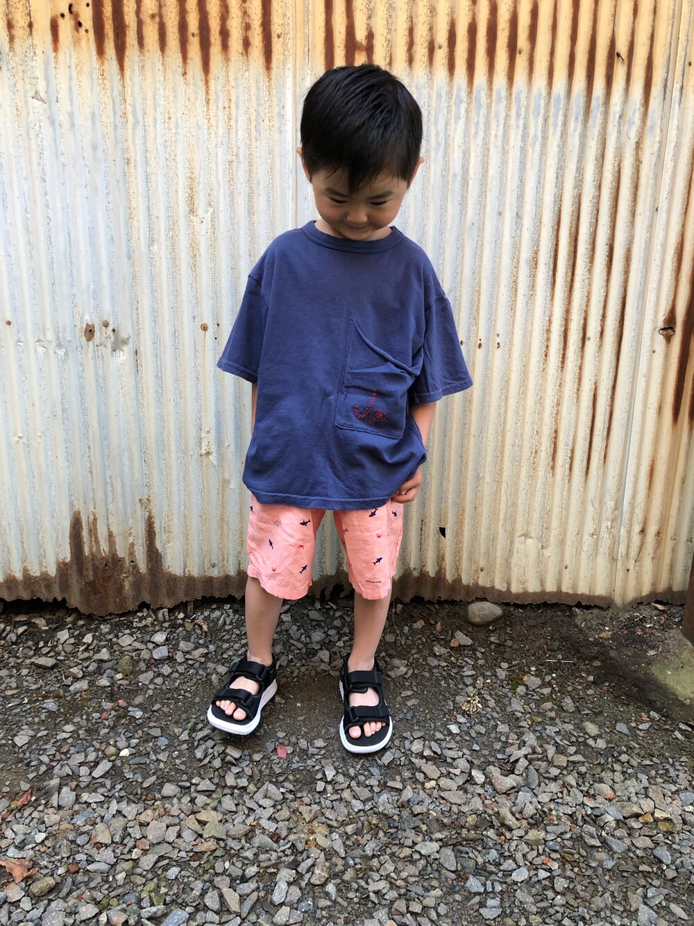 「こどもコーデ、夏コーデ、キッズファッション、むすこーで、シンプル、New Balance、3歳」｜「JIPPONのビッグポケット刺繍Ｔシャツ　ＪＰ (80～140cm)（Tシャツ/カットソー、ブルー系）」を使った、みなむしこさん（キッズ・100cm）の夏コーディネートの1枚目の写真
