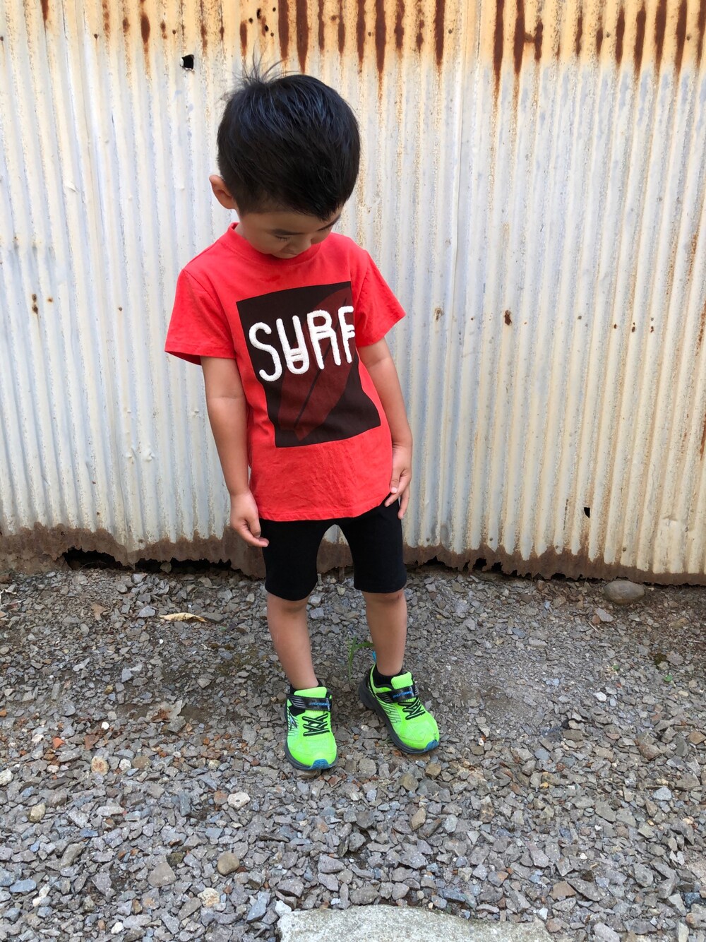 「カジュアル、3歳、男の子」｜「JUNKSOULのJUNK SOUL / ジャンクソウル　SURF 刺繍Ｔシャツ（Tシャツ/カットソー、レッド系）」を使った、みなむしこさん（キッズ・92cm）の夏コーディネートの1枚目の写真