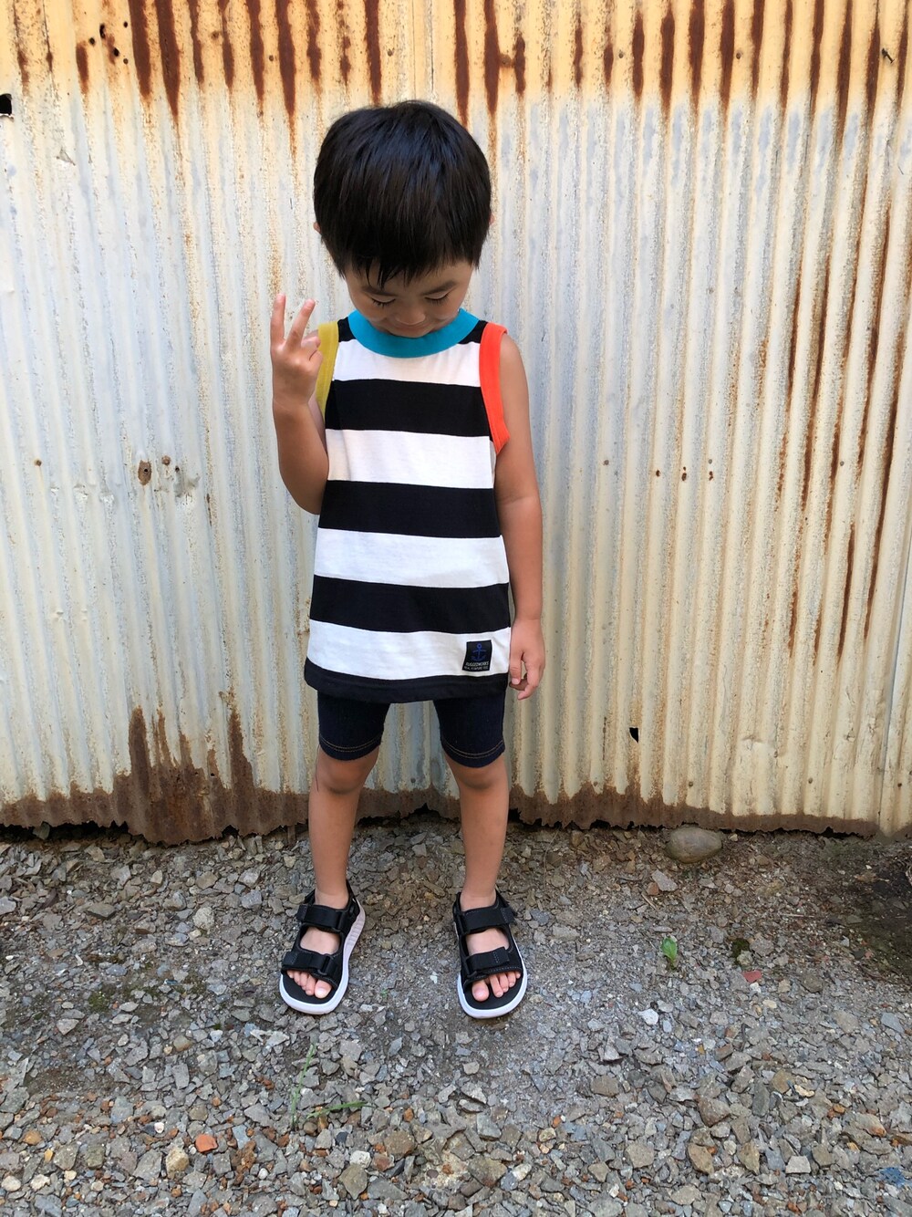 「夏のボーダーフェス、プチプラ、kids、ショートパンツ、むすこーで、3歳、男の子」｜「RUGGEDWORKSのキッズ 天竺ボーダー柄 タンクトップ（Tシャツ/カットソー、ホワイト系）」を使った、みなむしこさん（キッズ・100cm）の夏コーディネートの1枚目の写真