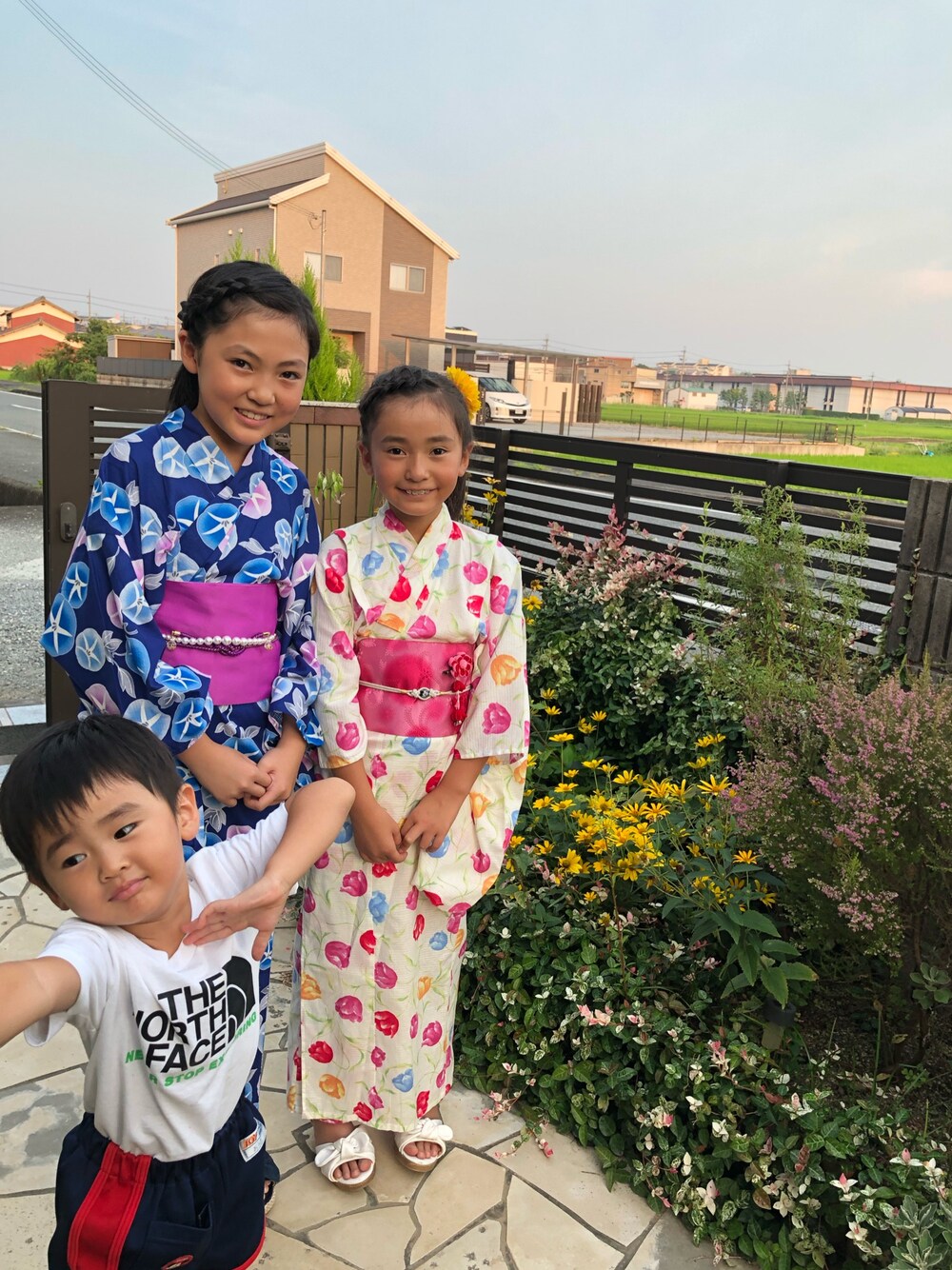 「浴衣、お祭り、キッズファッション、さんきょうだい、男の子、女の子」｜「THE NORTH FACEのアイテム（Tシャツ/カットソー、ホワイト系）」を使った、みなむしこさん（キッズ・100cm）の夏コーディネートの1枚目の写真