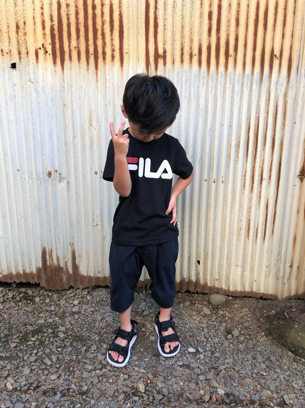 「シンプルコーデ、Tシャツ、4歳、男の子、FILA」｜「FILAのFILA/フィラ 半袖ロゴTシャツ（Tシャツ/カットソー、ブラック系）」を使った、みなむしこさん（キッズ・100cm）の秋コーディネートの1枚目の写真