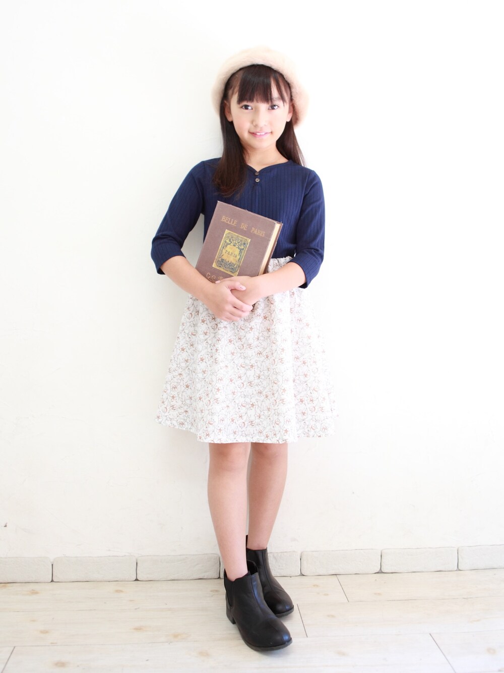 「キッズファッション、シンプルコーデ、秋冬、娘コーデ、おんなのこ、女の子、8歳、3年生、ワンピース」｜「green label relaxingの【キッズ】ハリヌキ×フラワー柄ワンピース（ワンピース、ブルー系）」を使った、みなむしこさん（キッズ・100cm）の秋コーディネートの1枚目の写真