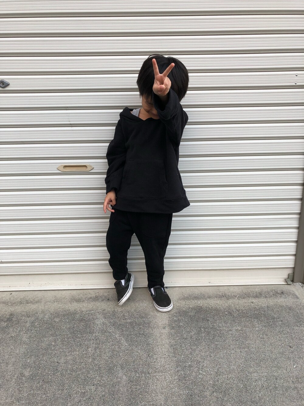 「キッズファッション、カジュアル、秋コーデ、シンプルコーデ、おとこのこ、パーカー、VANS」｜「MANGROVEの【MANGROVE KIDS】裏毛スウェットプルオーバーパーカー（パーカー、ブラック系）」を使った、みなむしこさん（キッズ・100cm）の秋コーディネートの1枚目の写真