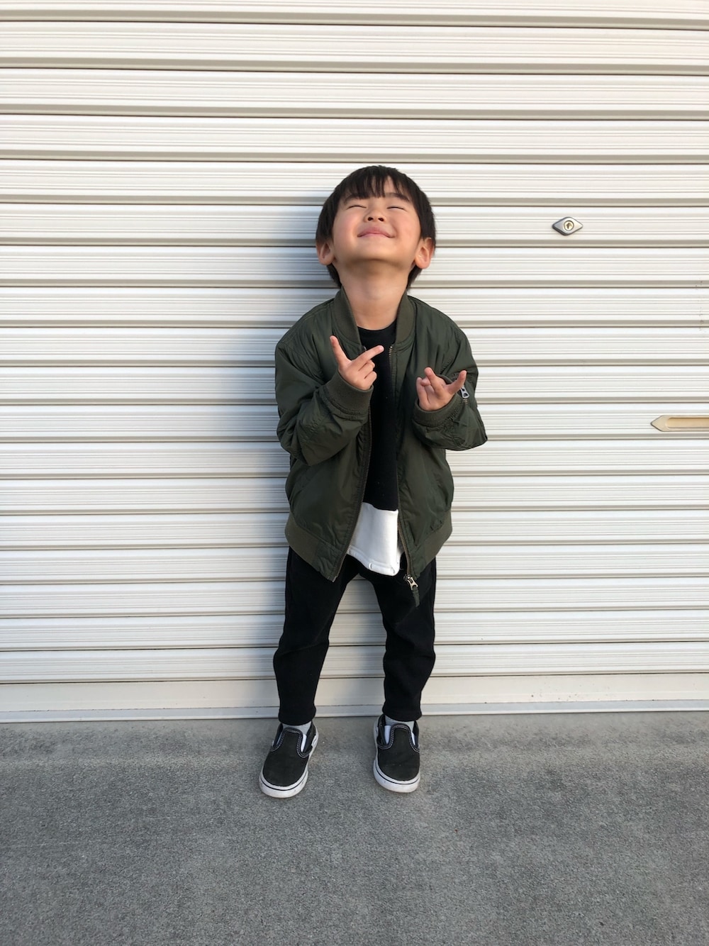 「キッズコーデ、秋冬コーデ、男の子、キッズファッション、スニーカー、VANS、むすこーで」｜「UNIQLOのアイテム（MA-1、グリーン系）」を使った、みなむしこさん（キッズ・100cm）の秋コーディネートの1枚目の写真