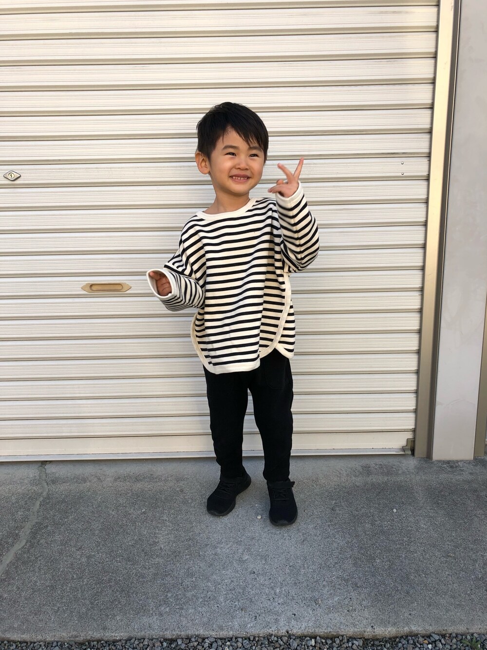 「シンプルコーデ、プティマイン、4歳、男の子、kids」｜「petit mainのオーガニックボーダー柄長袖トレーナー（スウェット、ブラック系）」を使った、みなむしこさん（キッズ・100cm）の冬コーディネートの1枚目の写真