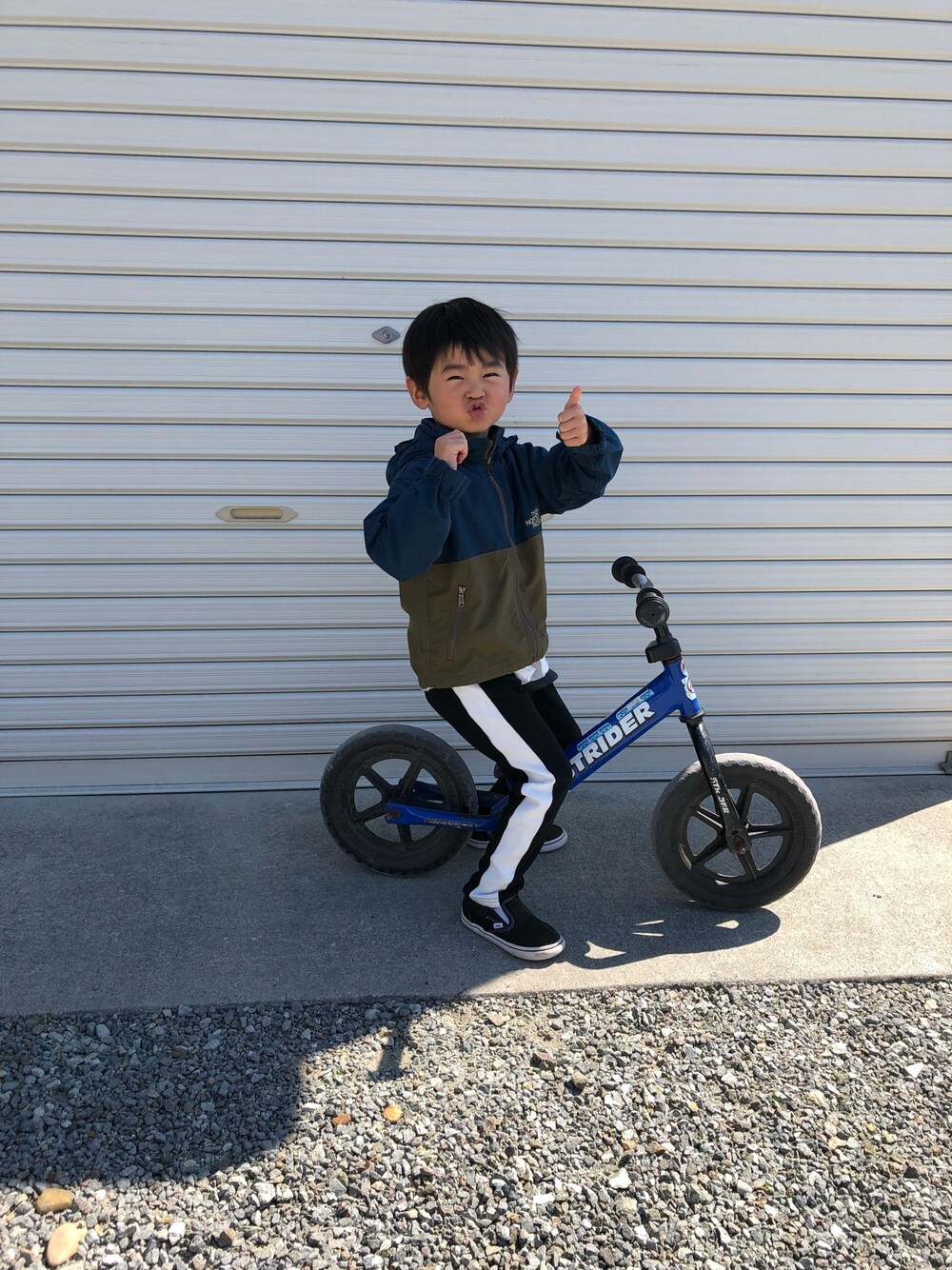 「キッズコーデ、カジュアル、男の子コーデ、THE NORTH FACE、4歳」｜「THE NORTH FACEのザ・ノース・フェイス キッズウインドブレーカー / コンパクトジャケット（ナイロンジャケット、ブルー系）」を使った、みなむしこさん（キッズ・100cm）の春コーディネートの1枚目の写真