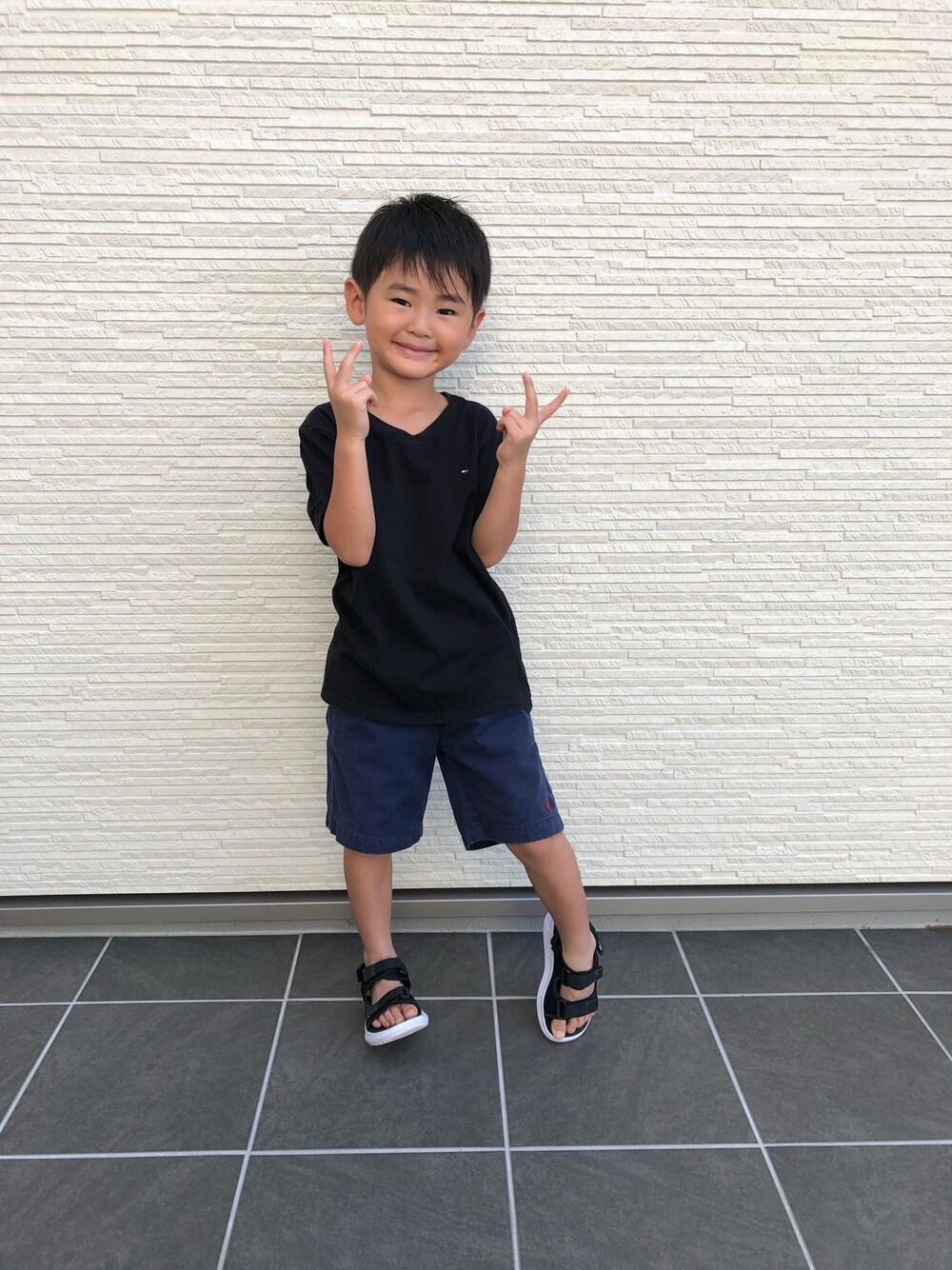 「夏だ！Tシャツ着よう！、休日スタイル、夏コーデ、ラクチンコーデ、ハーフパンツ、トミーヒルフィガー、ポロラルフローレン」｜「TOMMY HILFIGERのアイテム（Tシャツ/カットソー、ブラック系）」を使った、みなむしこさん（キッズ・100cm）の夏コーディネートの1枚目の写真