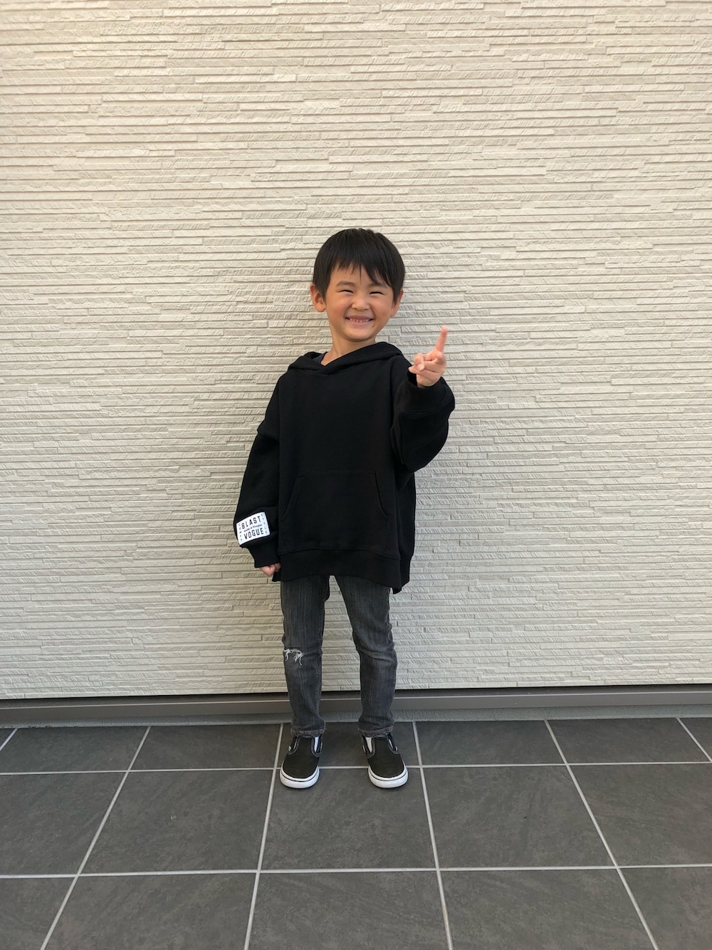 「秋のコーデ、キッズファッション、おとこのこ、ビッグシルエット」｜「JUNK STOREのWEB限定 ゆったりシルエットかぶりパーカー（パーカー、ブラック系）」を使った、みなむしこさん（キッズ・100cm）の秋コーディネートの1枚目の写真