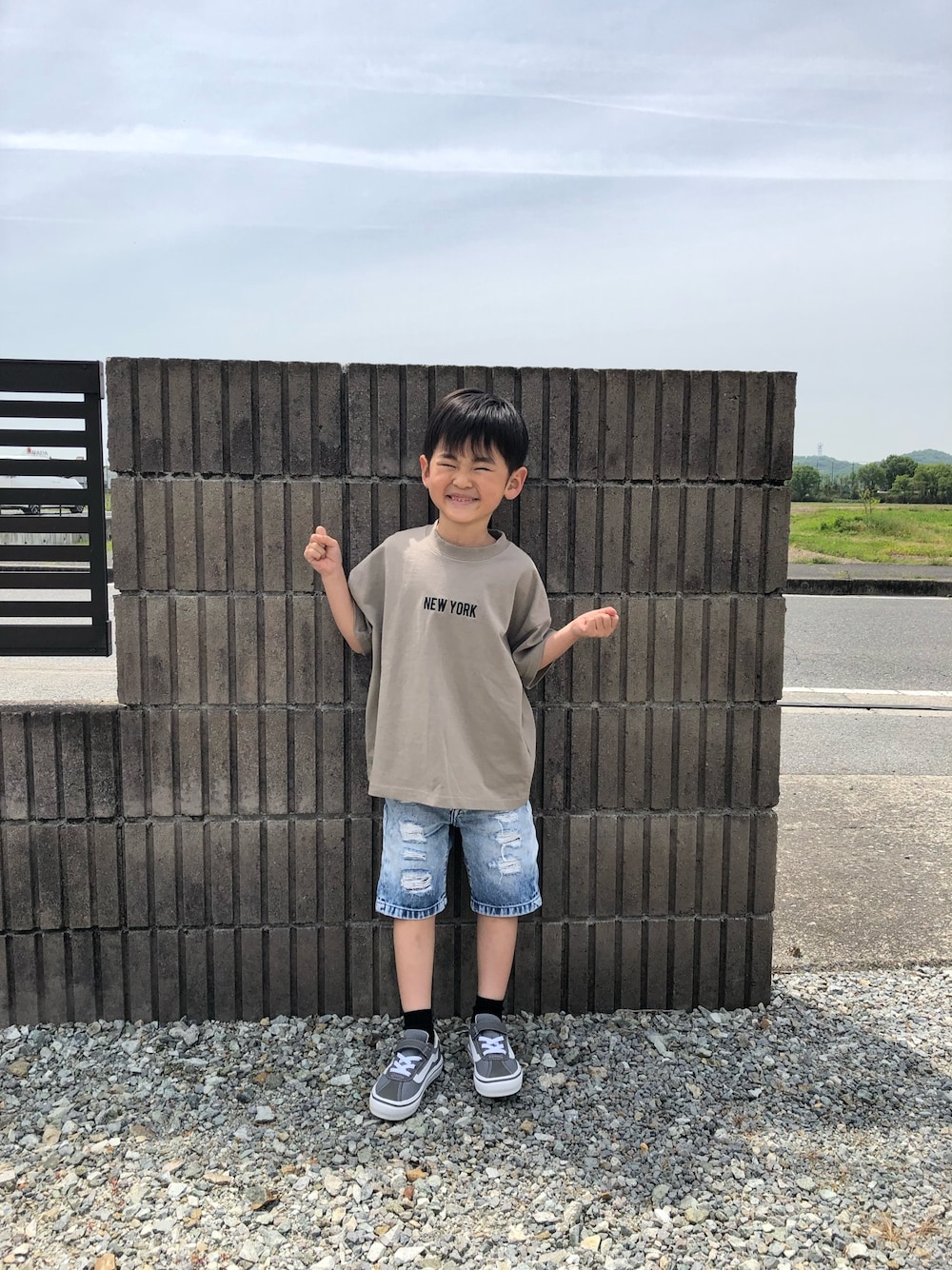 「休日スタイル、カジュアルコーデ、ショートパンツ、夏コーデ、プチプラ、おとこのこ、キッズファッション、むすこーで、5歳、ロゴT」｜「RAT EFFECTのバックプリントスーパービッグTシャツ（Tシャツ/カットソー、ベージュ系）」を使った、みなむしこさん（キッズ・110cm）の春コーディネートの1枚目の写真
