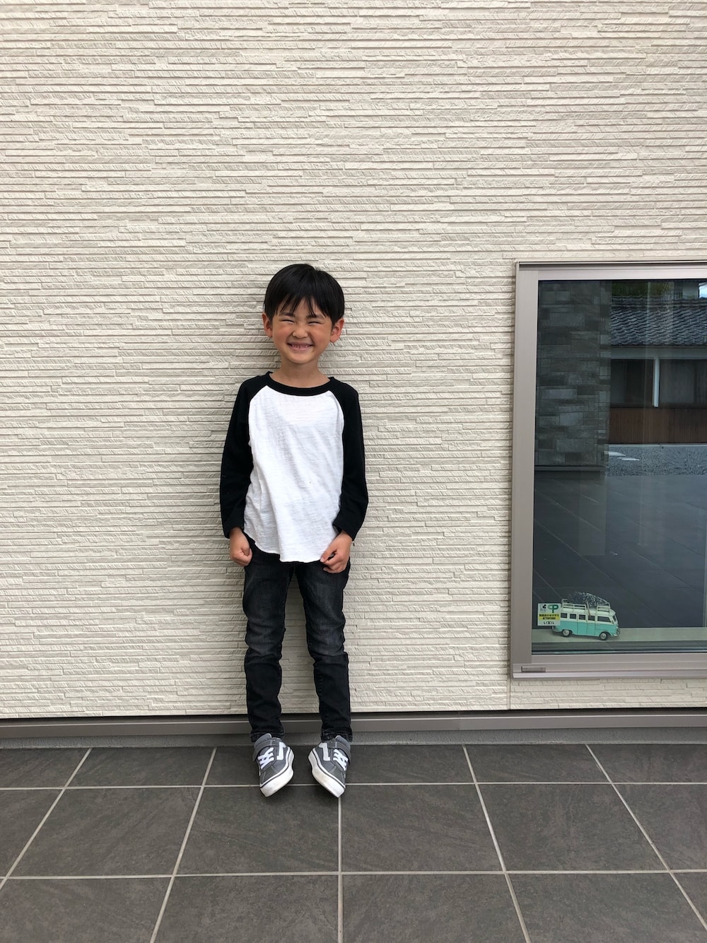 「キッズファッション、カジュアルコーデ、ゆるコーデ、おとこのこ、シンプルコーデ、キッズ、パンツスタイル」｜「RED LABELのRAGLAN T-SHIRTS（Tシャツ/カットソー、ブラック系）」を使った、みなむしこさん（キッズ・110cm）の春コーディネートの1枚目の写真