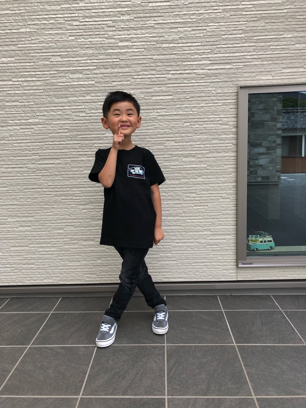 「シンプル、VANS、kids、こどもコーデ、5歳、ザラ」｜「VANSの【VANS(ヴァンズ)】ロゴＴ(KIDS)（Tシャツ/カットソー、ブラック系）」を使った、みなむしこさん（キッズ・110cm）の春コーディネートの1枚目の写真