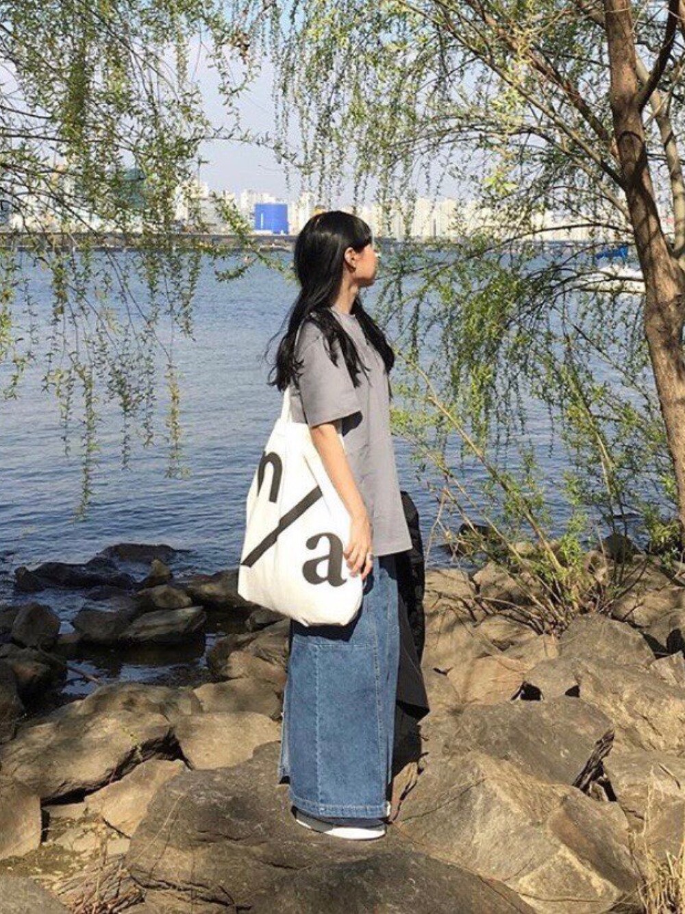 ブルー系のTシャツ/カットソーを着用したレディースの夏コーディネートの1枚目の写真