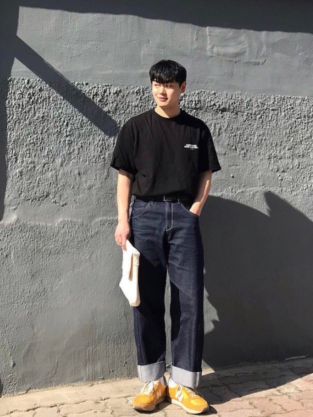 ブラック系のTシャツ/カットソーを着用したメンズの夏コーディネートの1枚目の写真