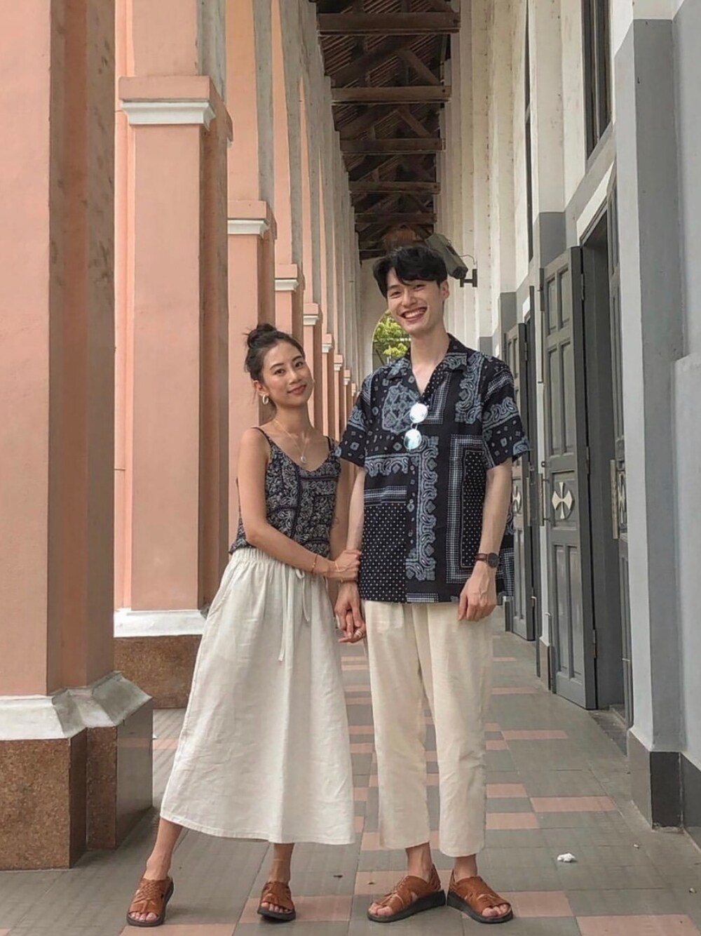 ブラック系のシャツ/ブラウスを着用したメンズの夏コーディネートの1枚目の写真